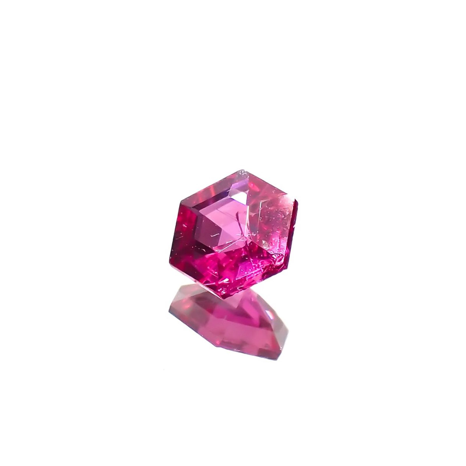 ◇ヘキサゴンカット◇ルビー 非加熱 モザンビーク産 0.20ct / 3.5x3.5mm前後 [240427108]