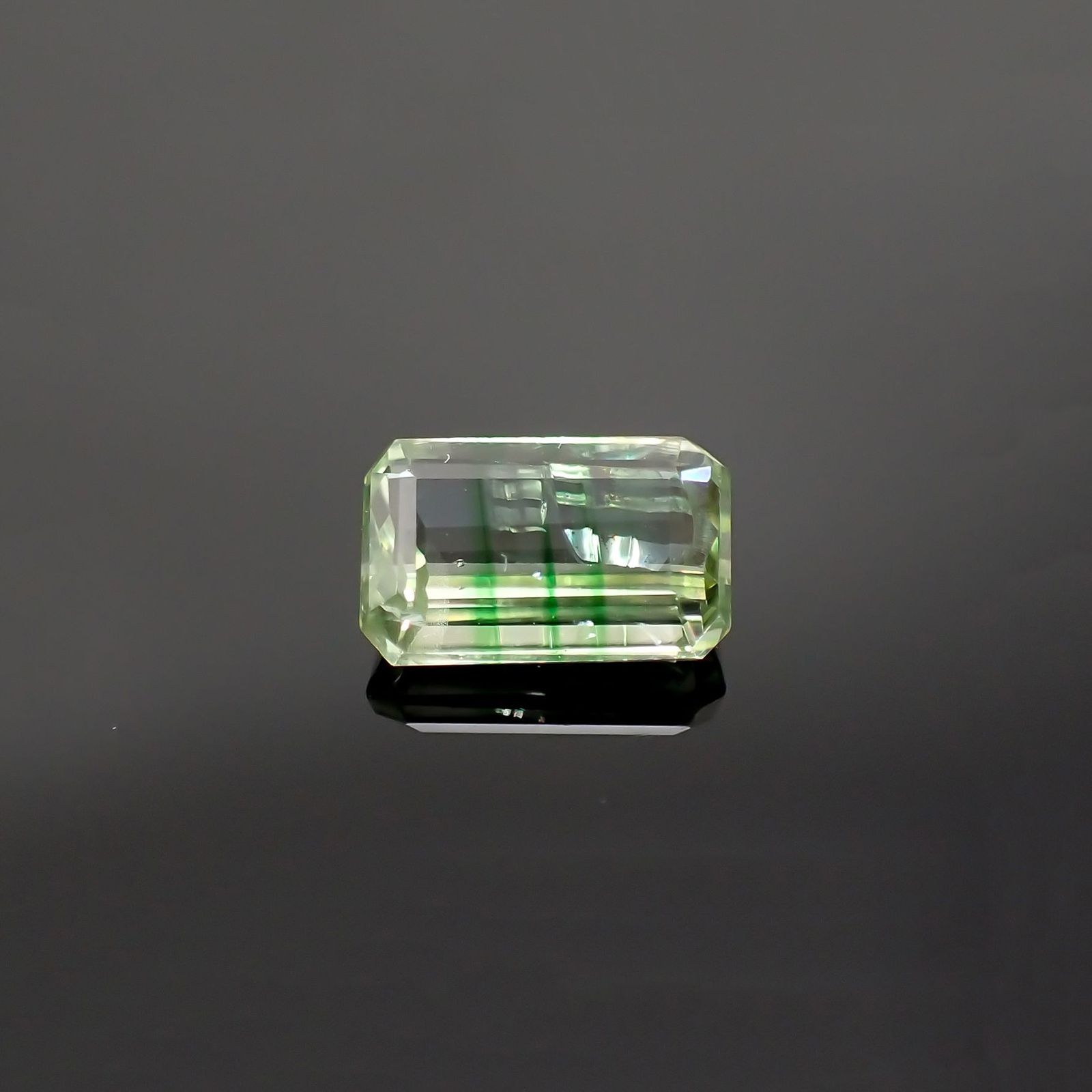 バイカラーツァボライト(宝石名グリーン グロッシュラー・ガーネット) タンザニア産 識別済 0.94ct / 7x4.4mm前後 [210711569]