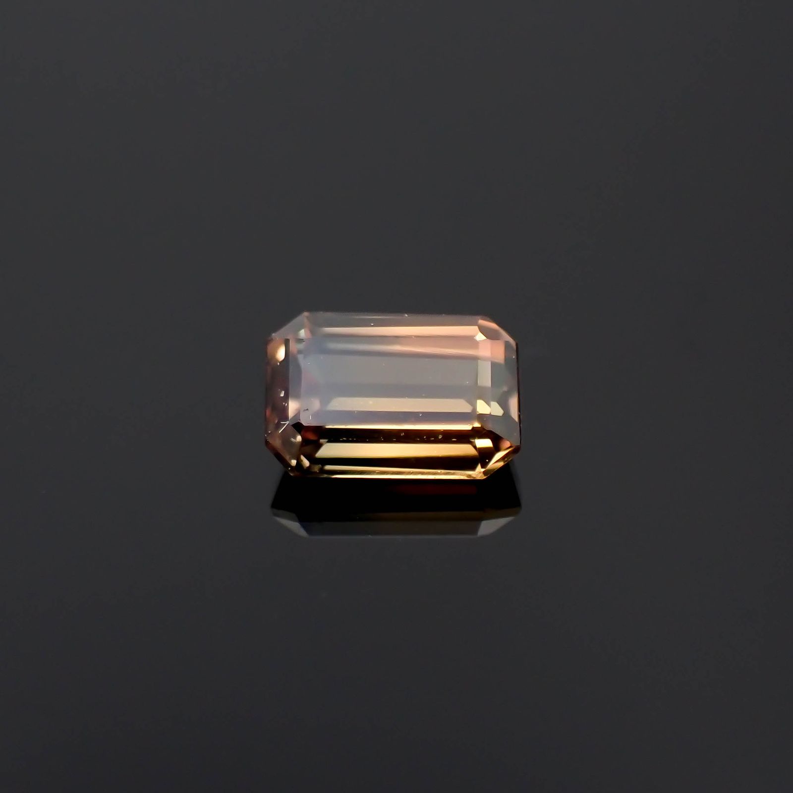 バイカラーサファイア(宝石名バイカラー・サファイア)タンザニア産 0.27ct 識別済[230622375]4.1x2.8mm前後