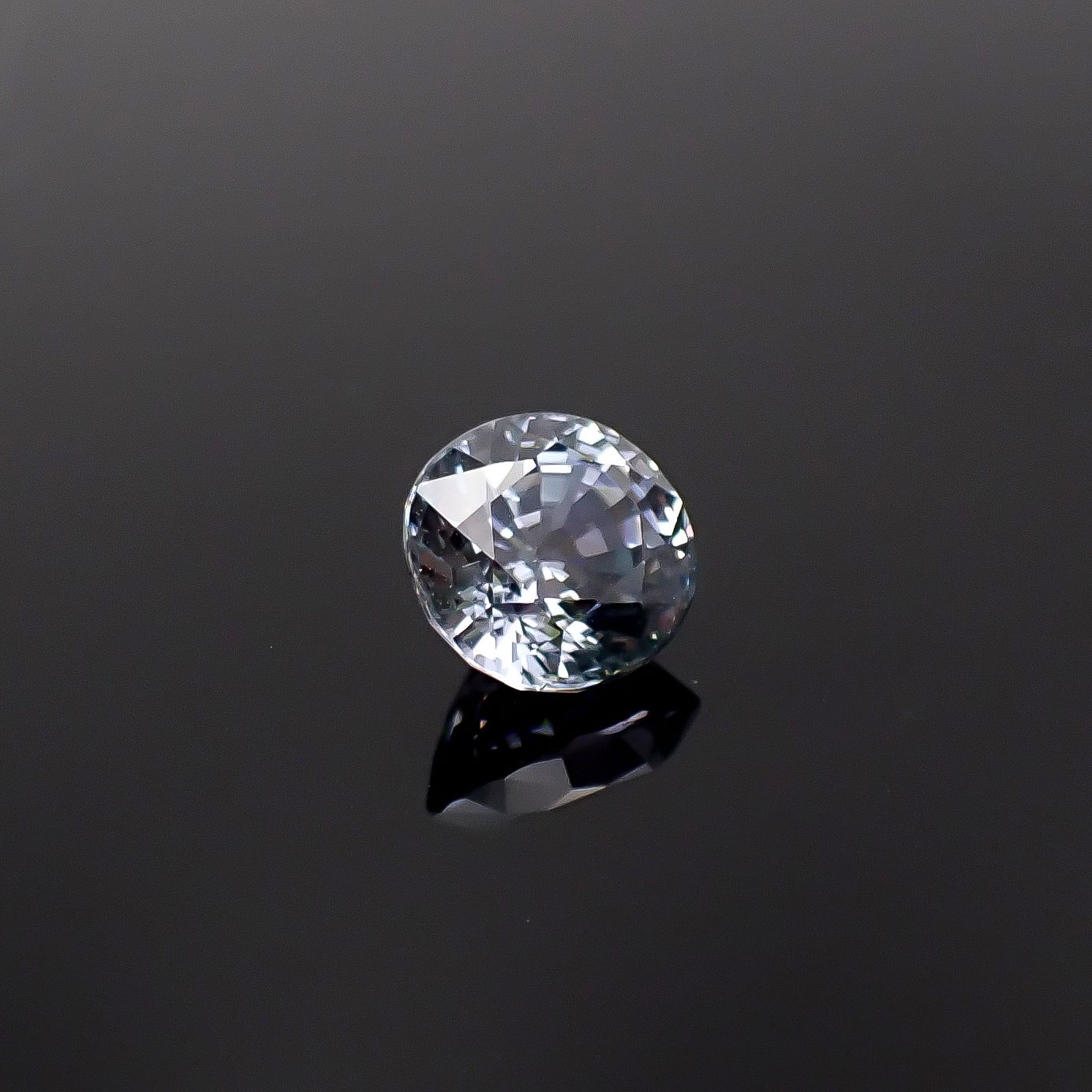 リバースカラーチェンジジルコン ミャンマー・モゴック産 5.80ct / 9.7x9.3mm前後 [260231780]