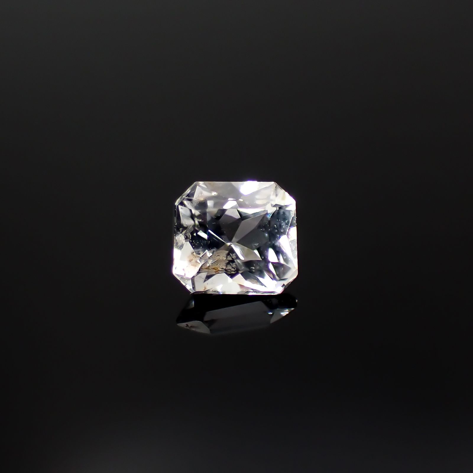 フェナカイト(宝石名フェナカイト)マダガスカル産 0.35ct 識別済[240628184]4.3x3.9mm前後
