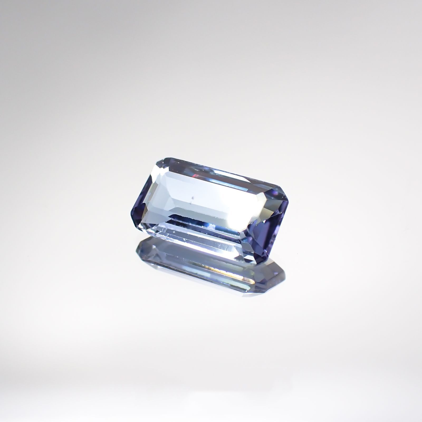 パーティカラータンザナイト(宝石名パーティカラード・ゾイサイト) タンザニア産 2.200ct ソ付(彩珠)[210711825]10.6×5.9mm前後