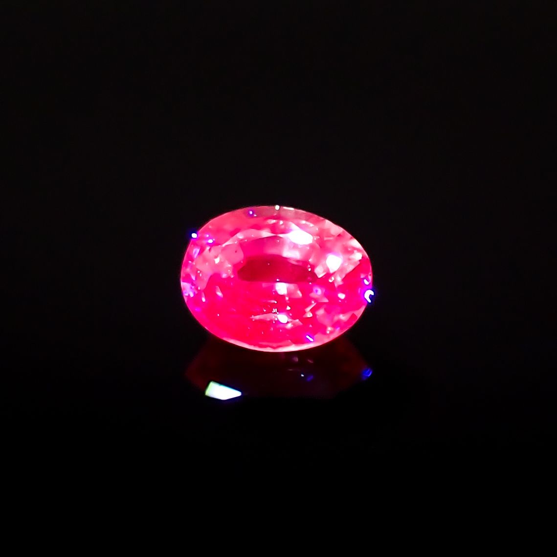 ネオンピンクサファイア スリランカ産 0.18ct[230421524]3.5x2.7mm前後