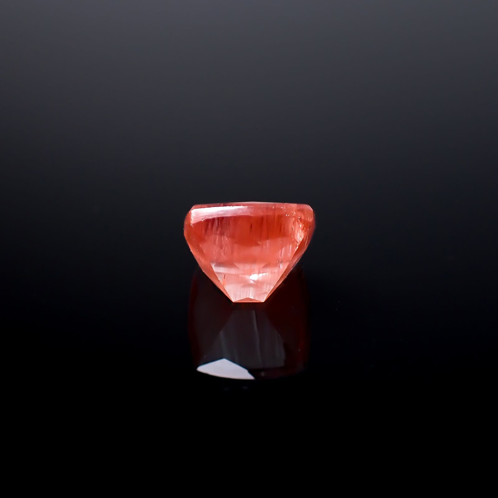 サンストーンスキャポライト(宝石名シーン・スキャポライト)タンザニア産 識別済 1.94ct / 7.6x7.6mm前後 [260832730]
