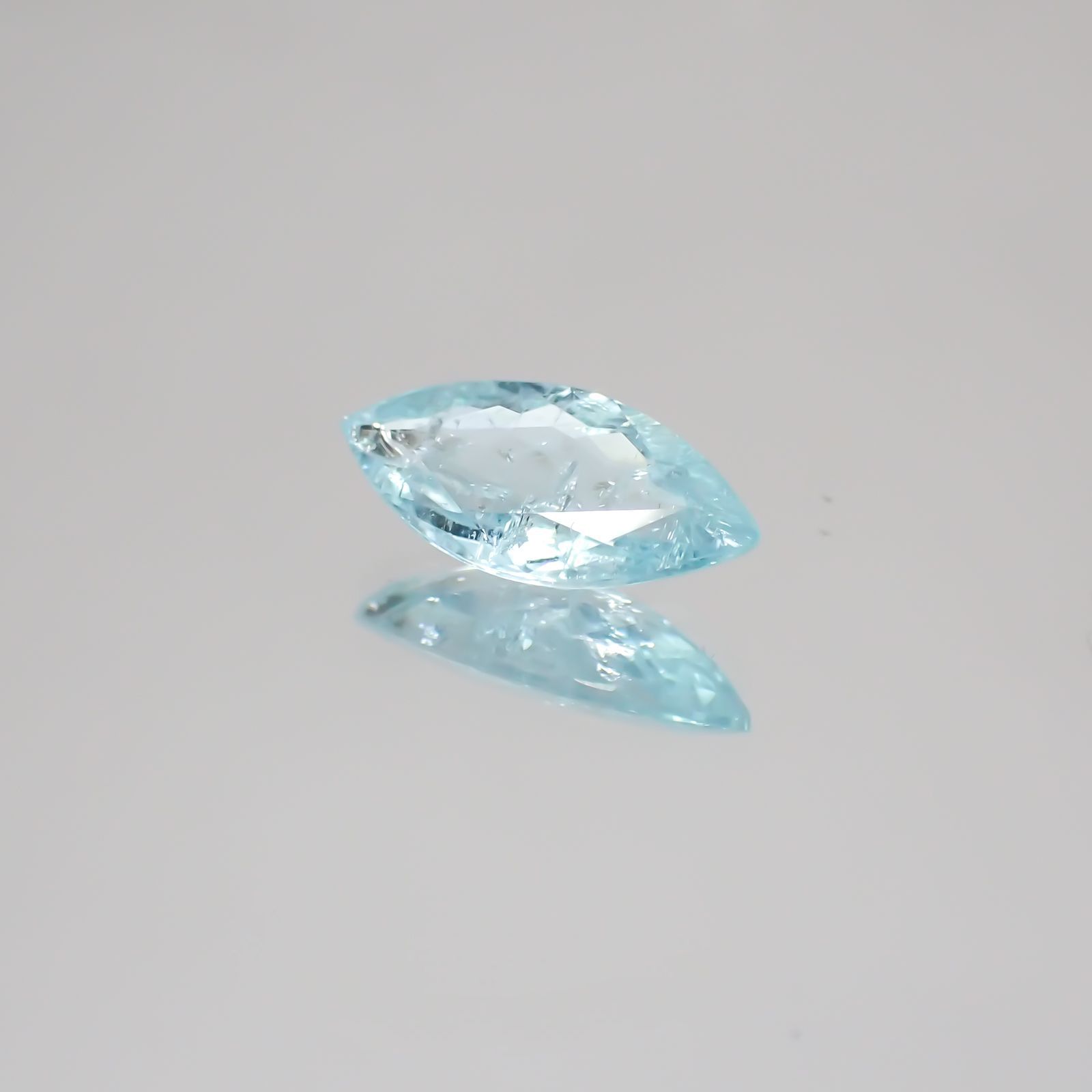 パライバトルマリン モザンビーク産 ルース 0.86ct[21029400]10.3×4.8mm前後