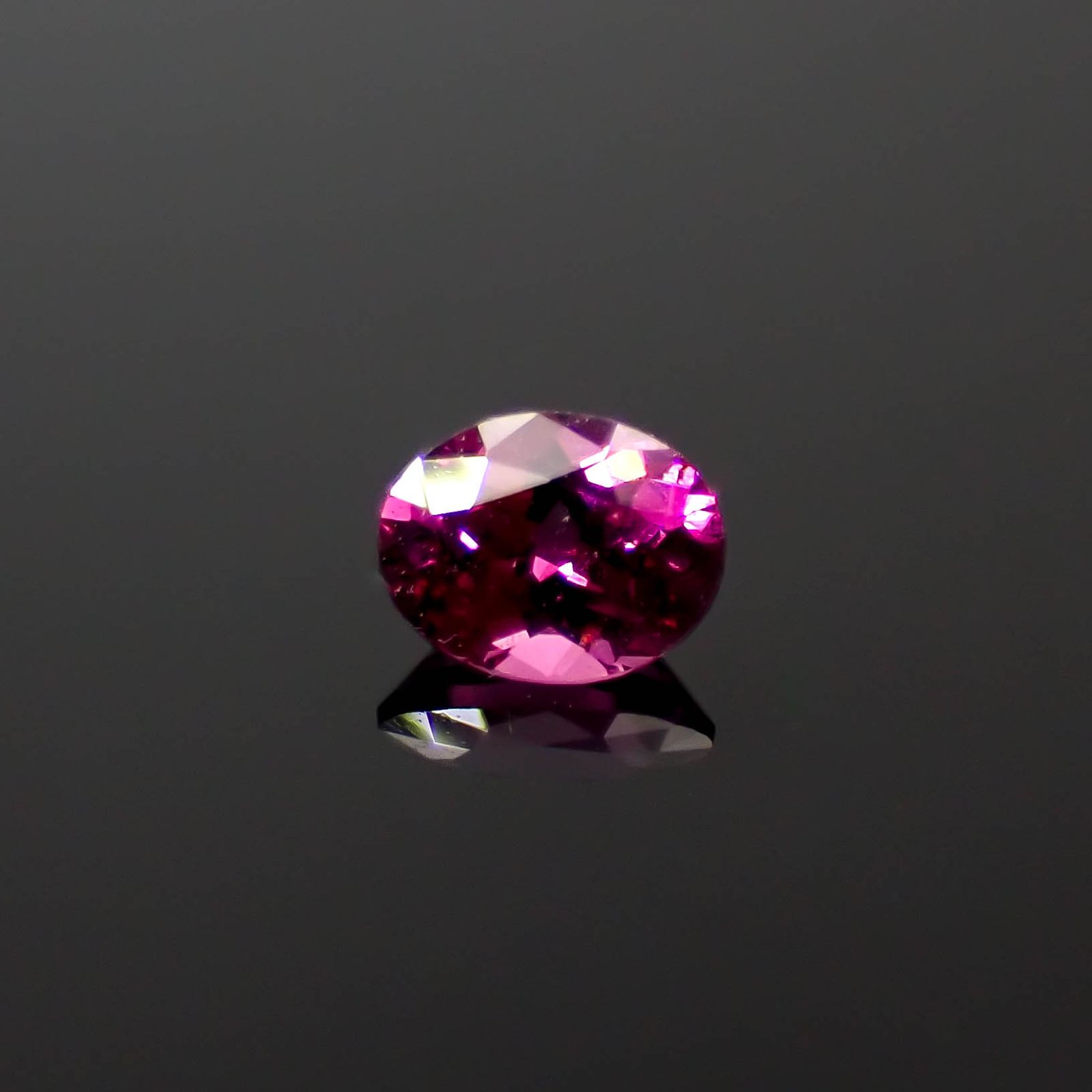 グレープガーネット(宝石名ガーネット)ブラジル産 0.41ct 識別済[240928709]4.9x3.8mm前後