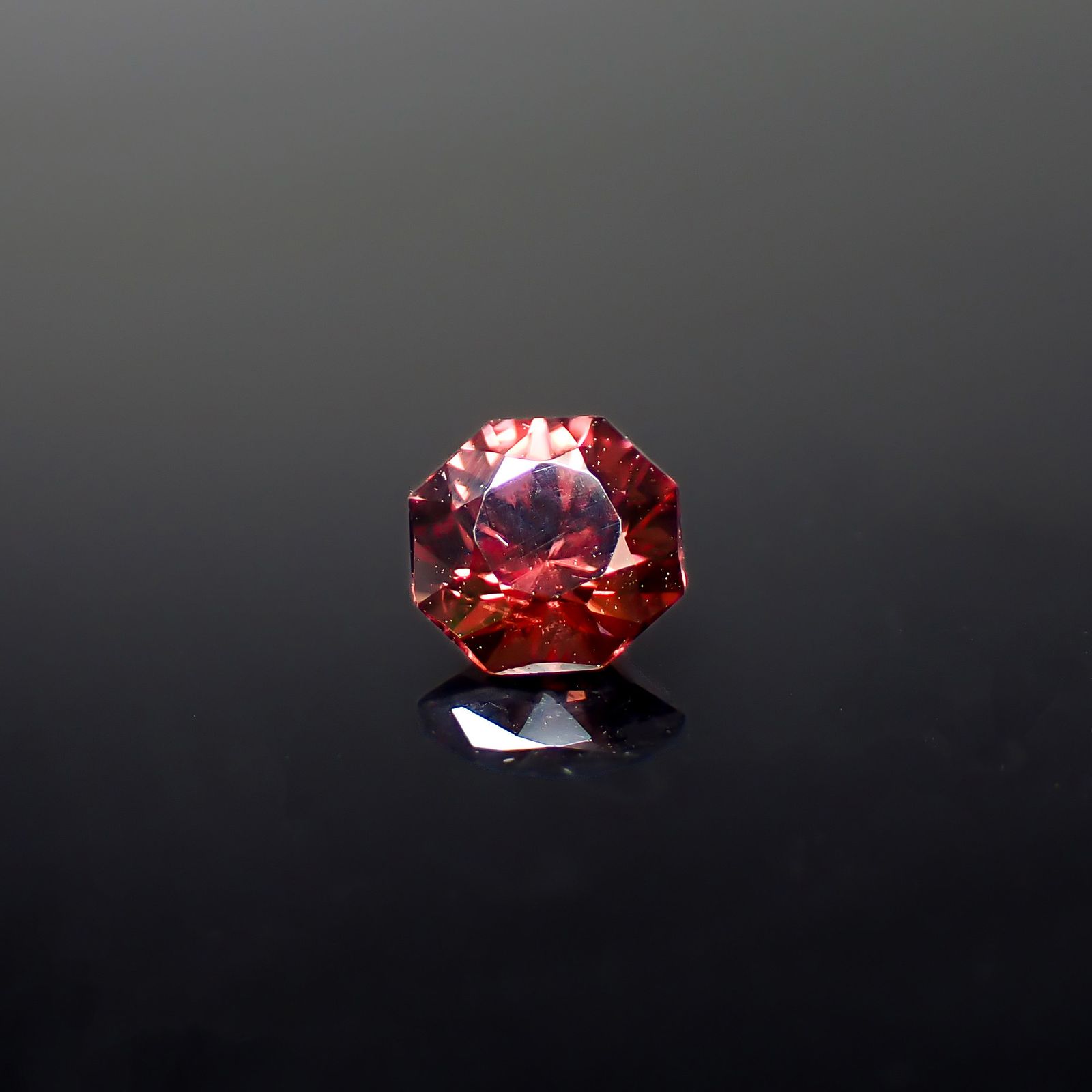 ◇オクタゴンカット◇レッドジルコン(宝石名ジルコン)スリランカ/カンボジア産 識別済 0.69ct / 5x4.9mm前後 [260732549]