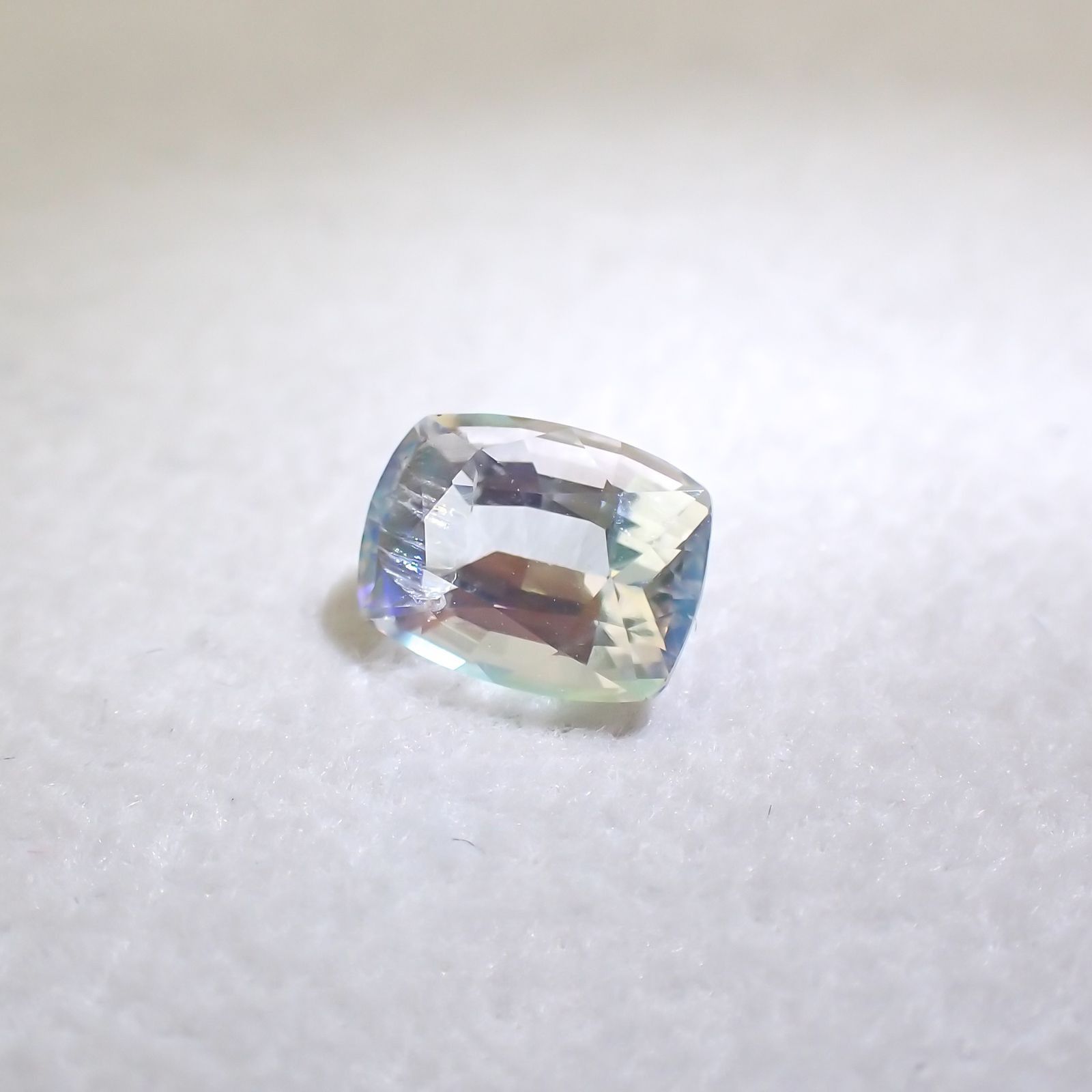 レインボームーンストーン(宝石名ラブラドライト) マダガスカル産 ソ付(彩珠) 1.031ct / 7.1x5.2mm前後 [251210407]