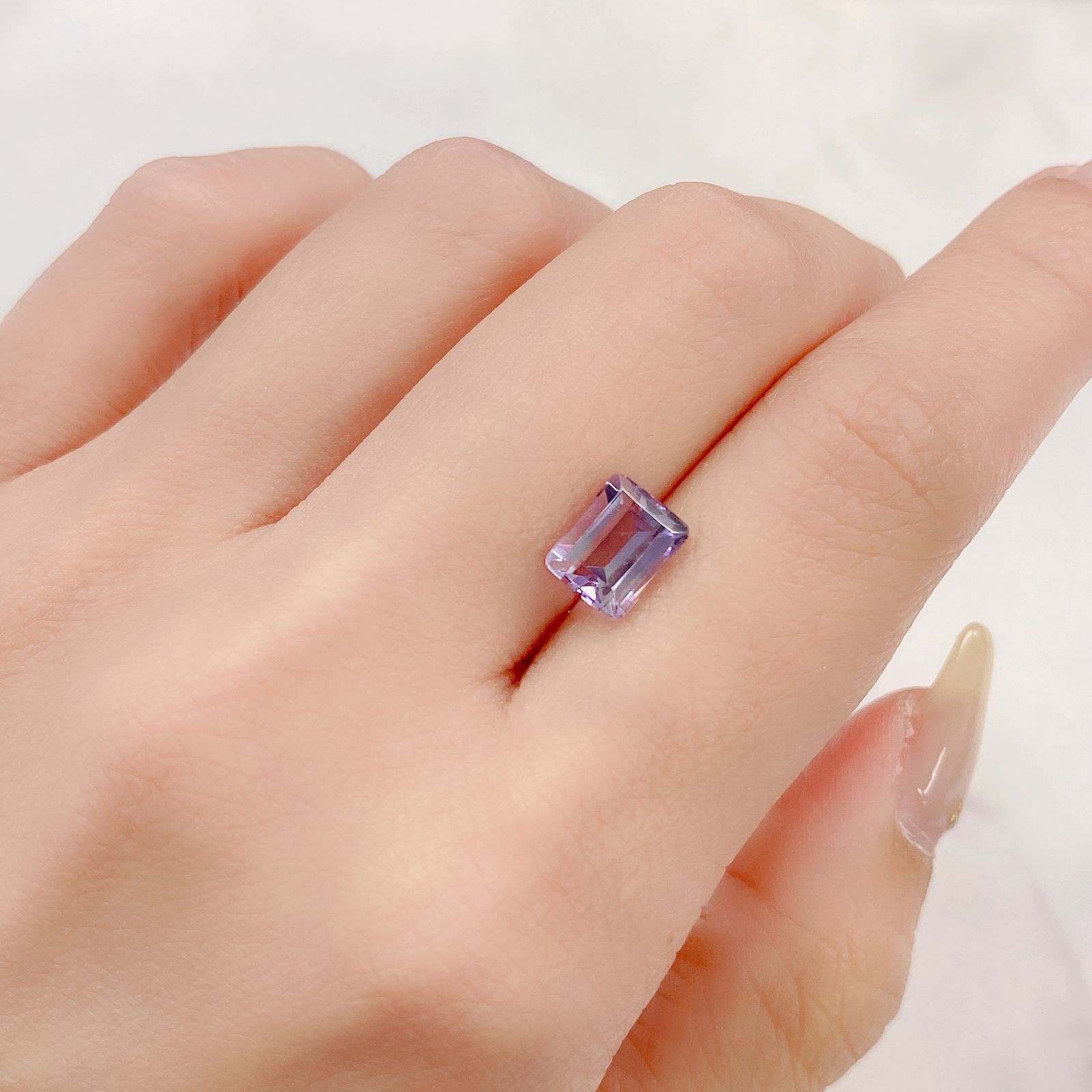 アワーグラスアメジスト(宝石名バイカラー・クォーツ) モロッコ産 1.76ct 識別済[210812318]7.8×6.1mm前後