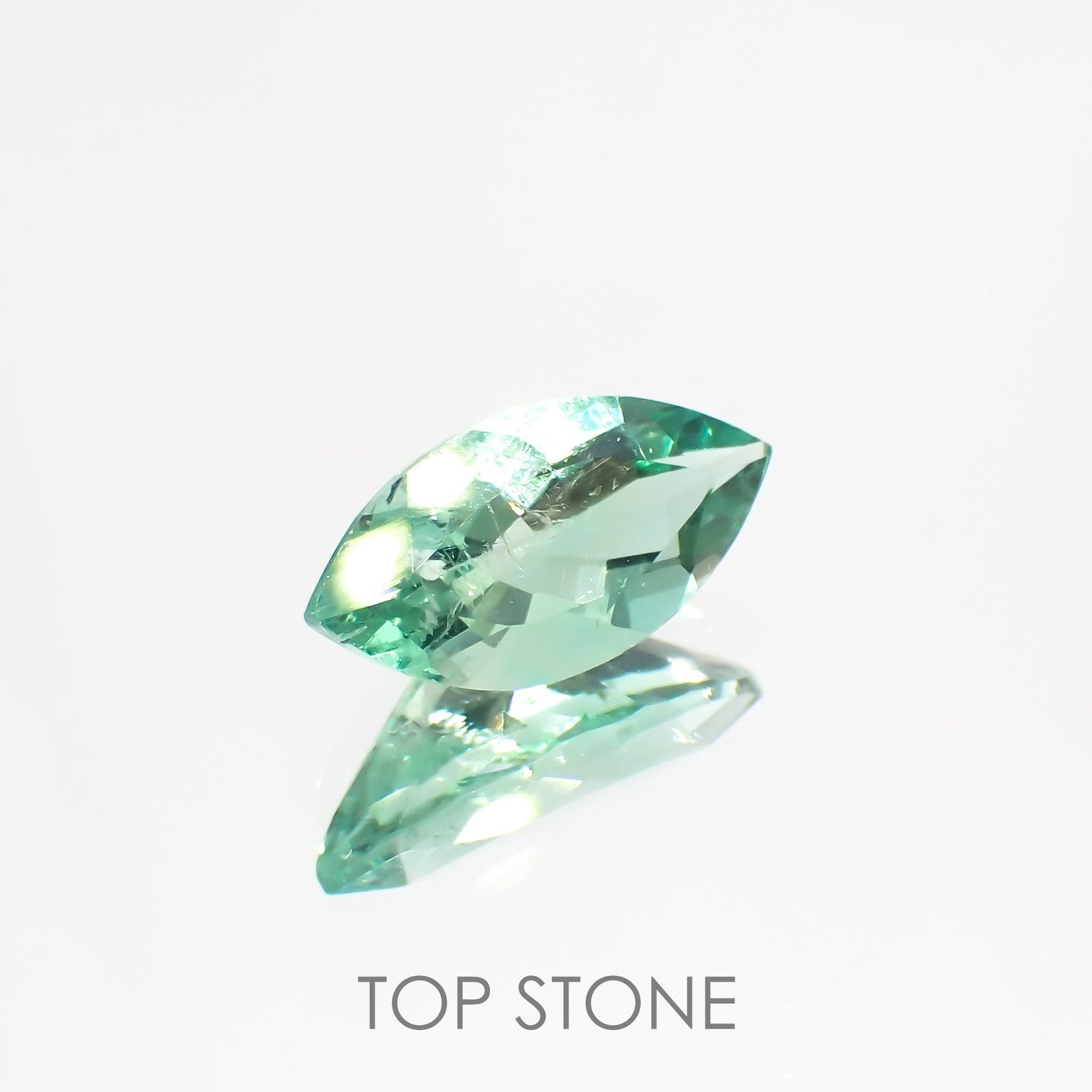 フローライト フルオレッセンス(宝石名フルオライト)イギリス・ロジャリー鉱山産 1.51ct 識別済[211113784]11.1x5.5mm前後