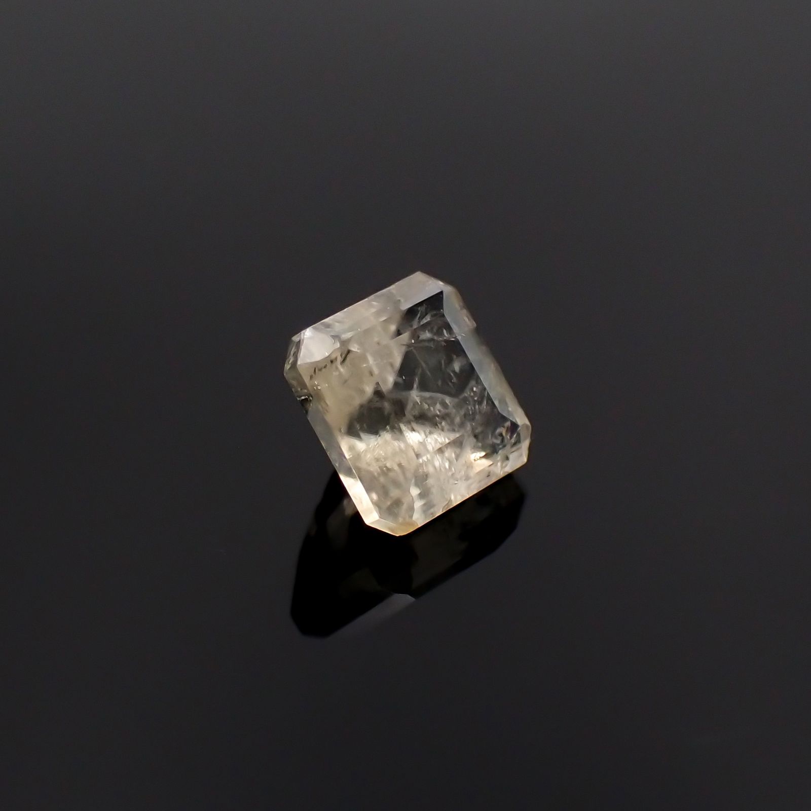 メライト(宝石名メライト)ハンガリー/ドイツ産 0.248ct ソ付(日独)[230823294]4.27x4.25mm前後