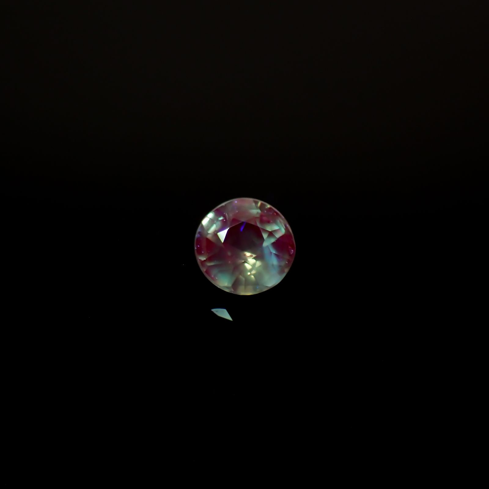 アレキサンドライトキャッツアイ ブラジル産/EmeraldMains社製 0.058ct[240527605]2.3x2.3mm前後