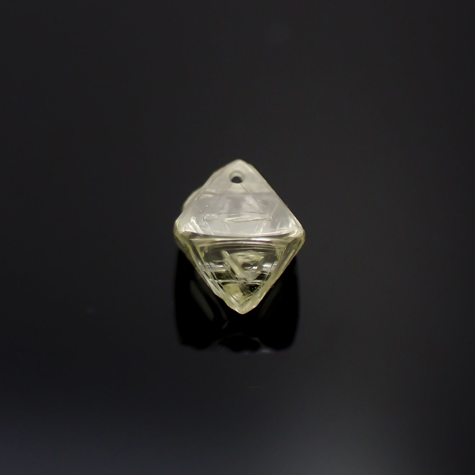 ソーヤブルダイヤモンド 原石(成長丘あり/Growth Hillock) ※通し穴あり(宝石名ダイアモンド) 0.33ct 識別済[230923450]4.3x4.2mm前後