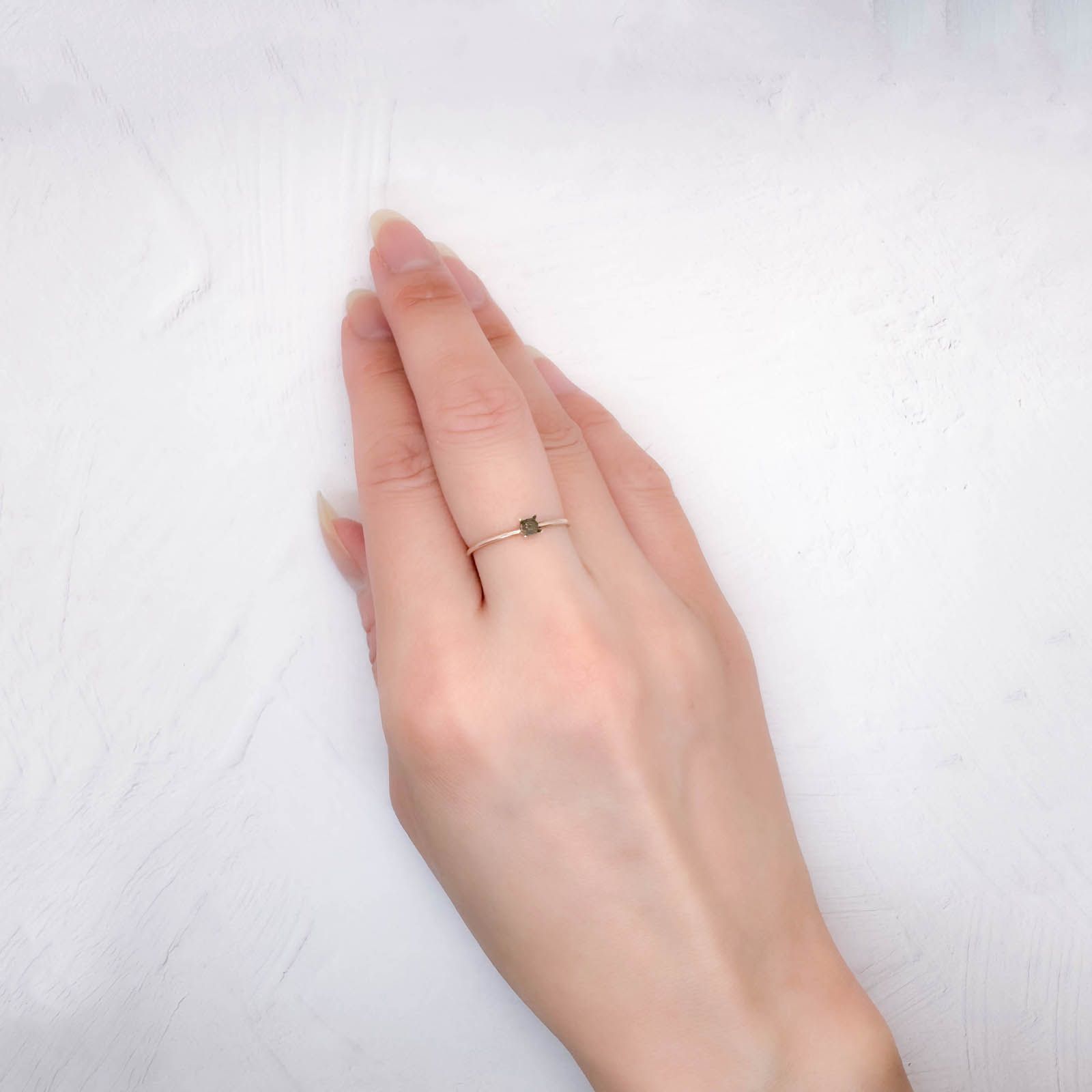 シルキーアレキサンドライト ブラジル・ミナスジェライス州ヘマチタ鉱山産 0.092ct / 2.6x2.6mm前後 [250931031]