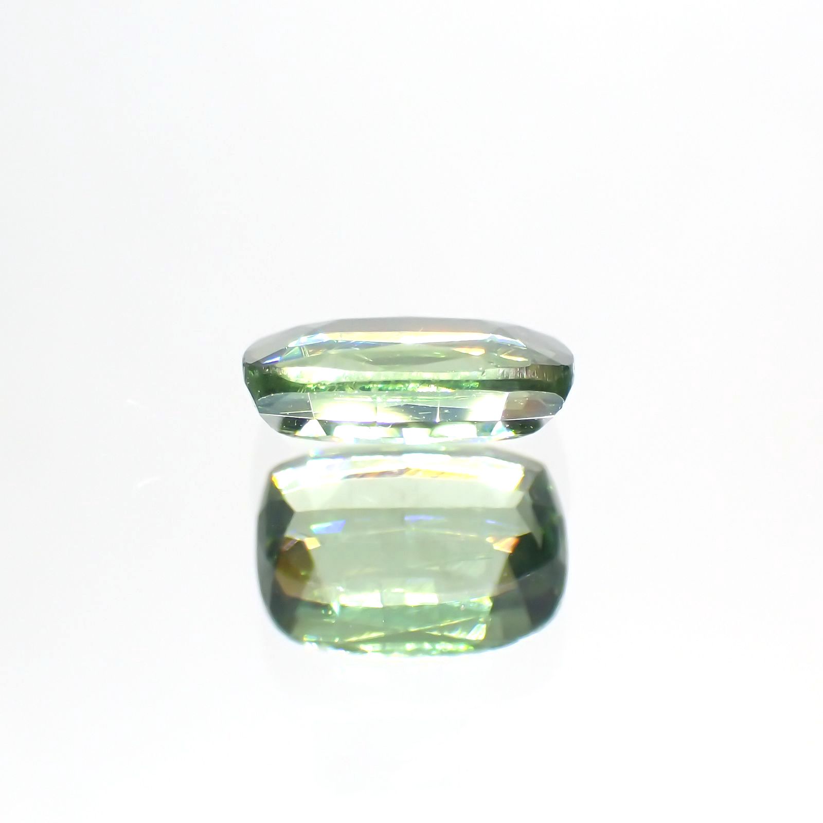グリーンジルコン(宝石名ジルコン)スリランカ/コロンビア産 0.90ct 識別済[231124281]6.8x5.1mm前後