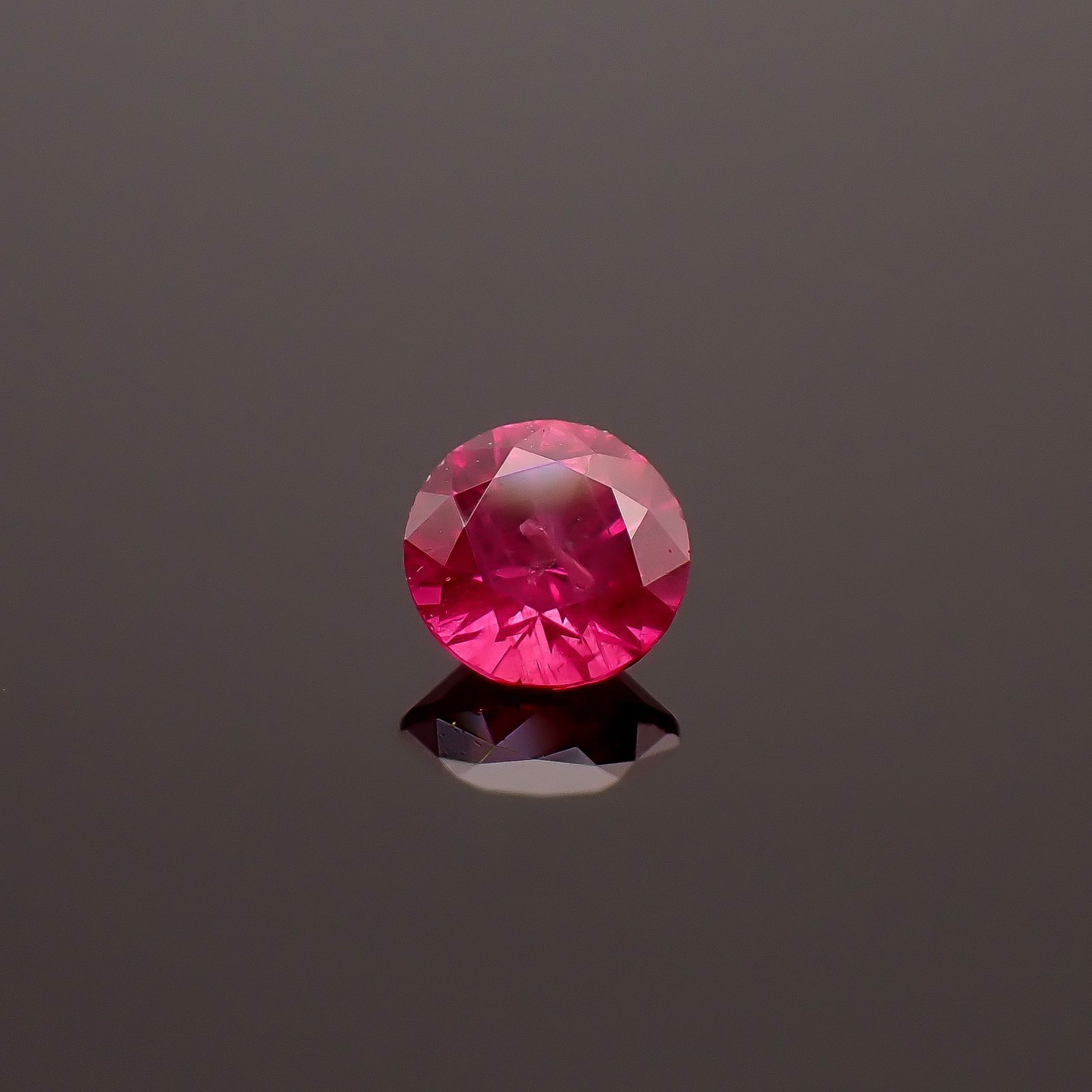 ルビー グリーンランド産 0.14ct / 3.1x3.1mm前後 [261033226]