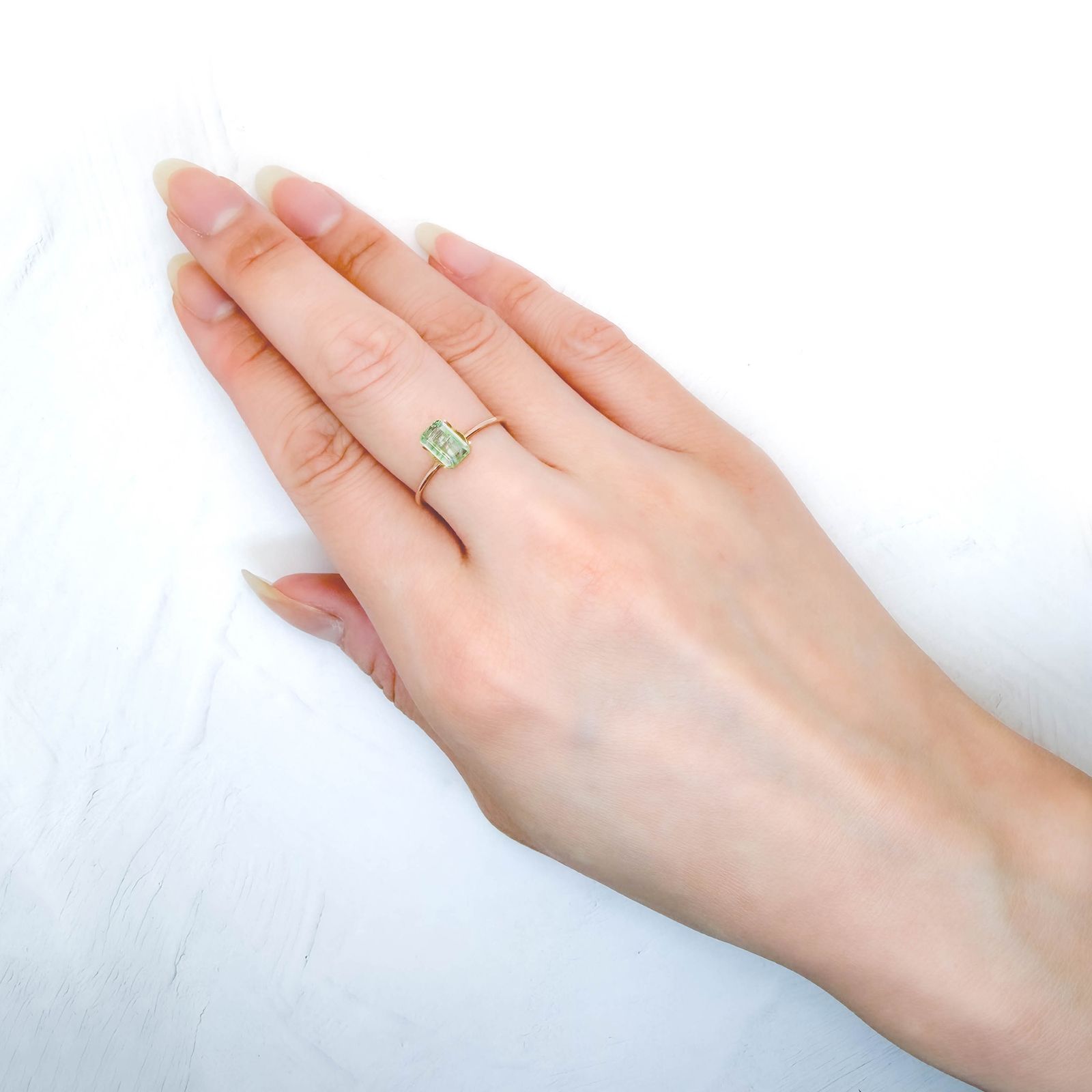 バイカラーツァボライト(宝石名グリーン グロッシュラー・ガーネット) タンザニア産 識別済 0.94ct / 7x4.4mm前後 [260711569]