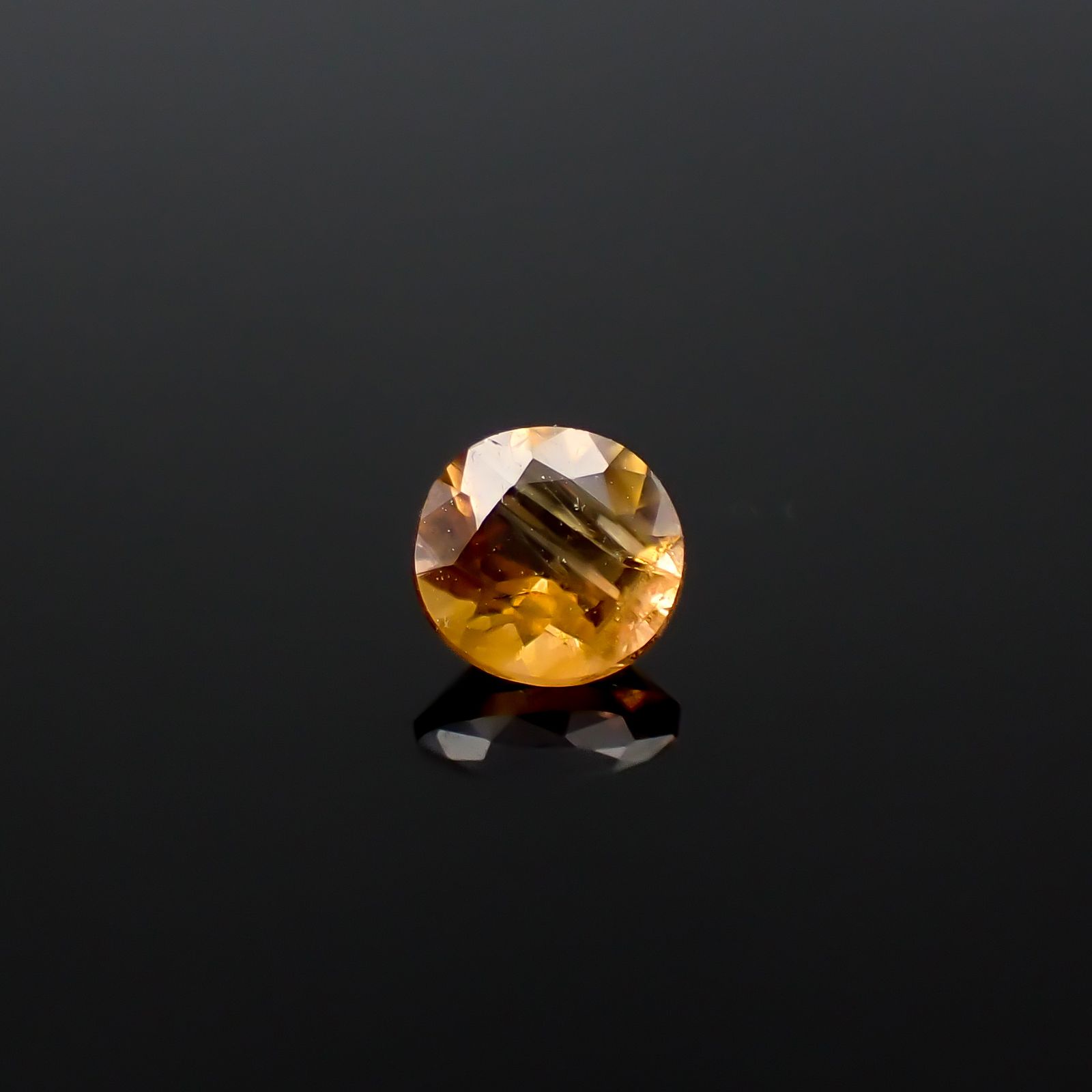 ゴールデンアイオライト(宝石名コーディエライト)マダガスカル産 識別済 0.21ct / 4.1x4mm前後 [260532198]
