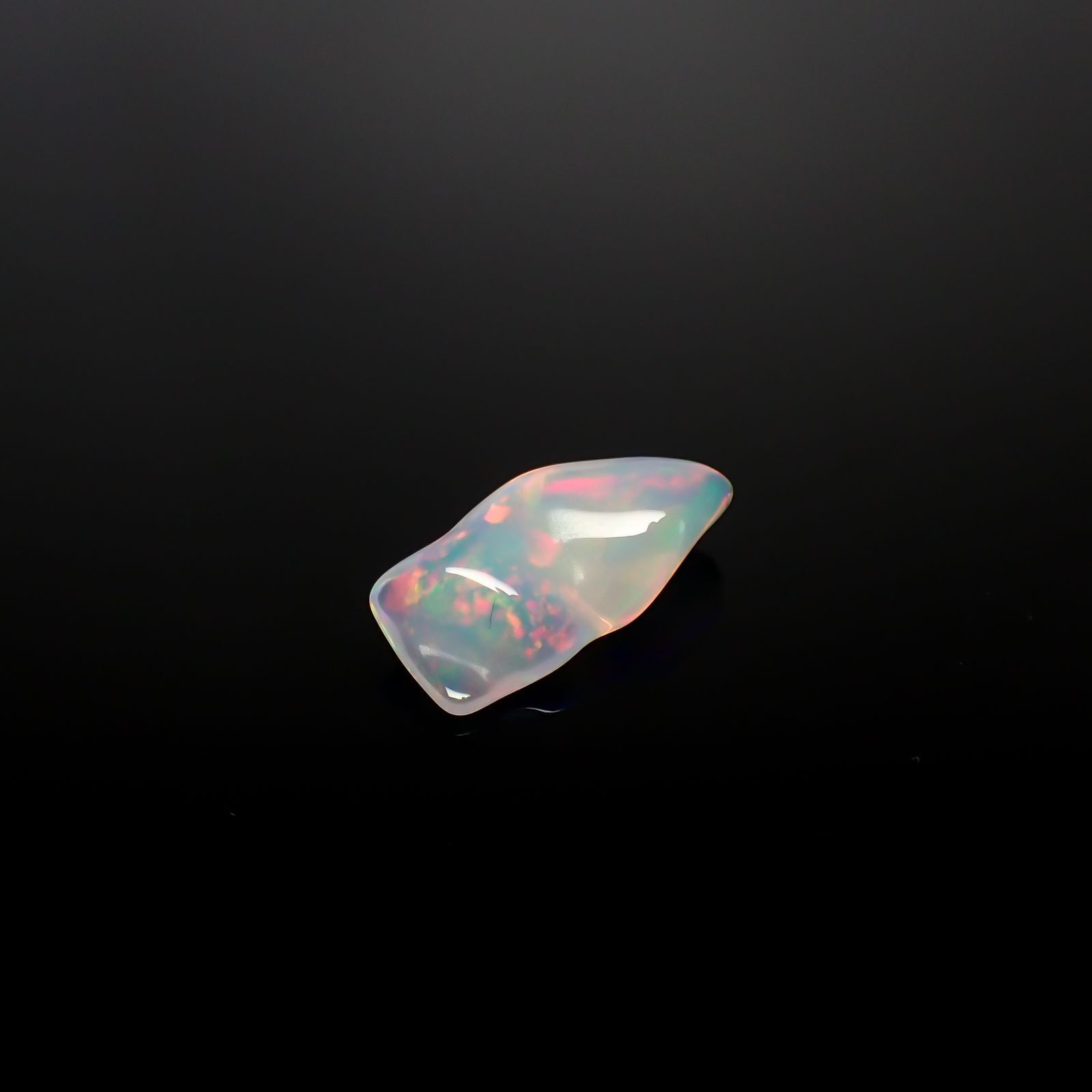 ◇バロック型◇エチオピアオパール(宝石名オパール) エチオピア産 識別済 2.94ct / 16.3x7.8mm前後 [260111397]