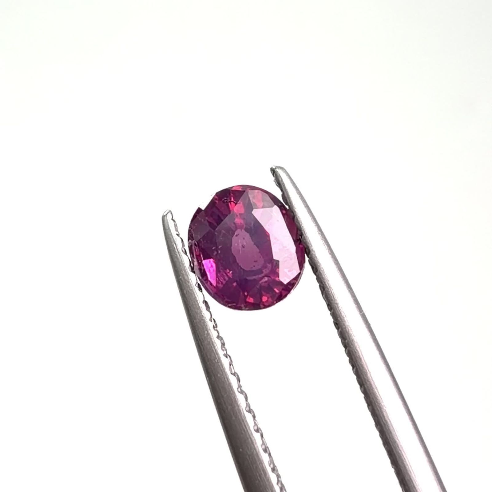 パープルサファイア パキスタン・カシミール産 0.90ct / 5.6x4.9mm前後