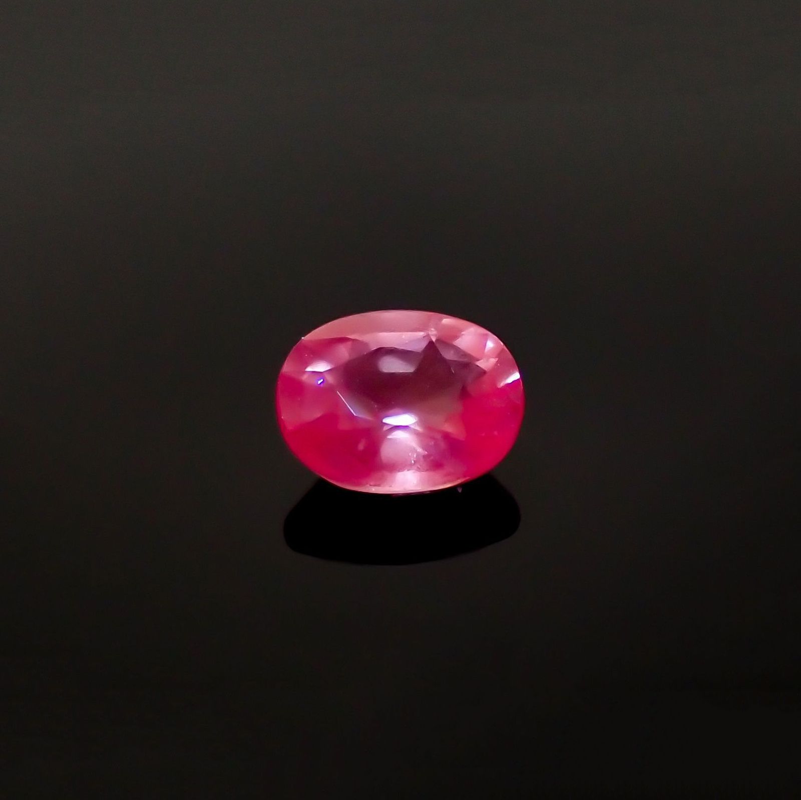 シルキーピンクスピネル(宝石名ピンク・スピネル) タンザニア産 識別済 0.86ct / 6.4x5mm前後 [240212896]