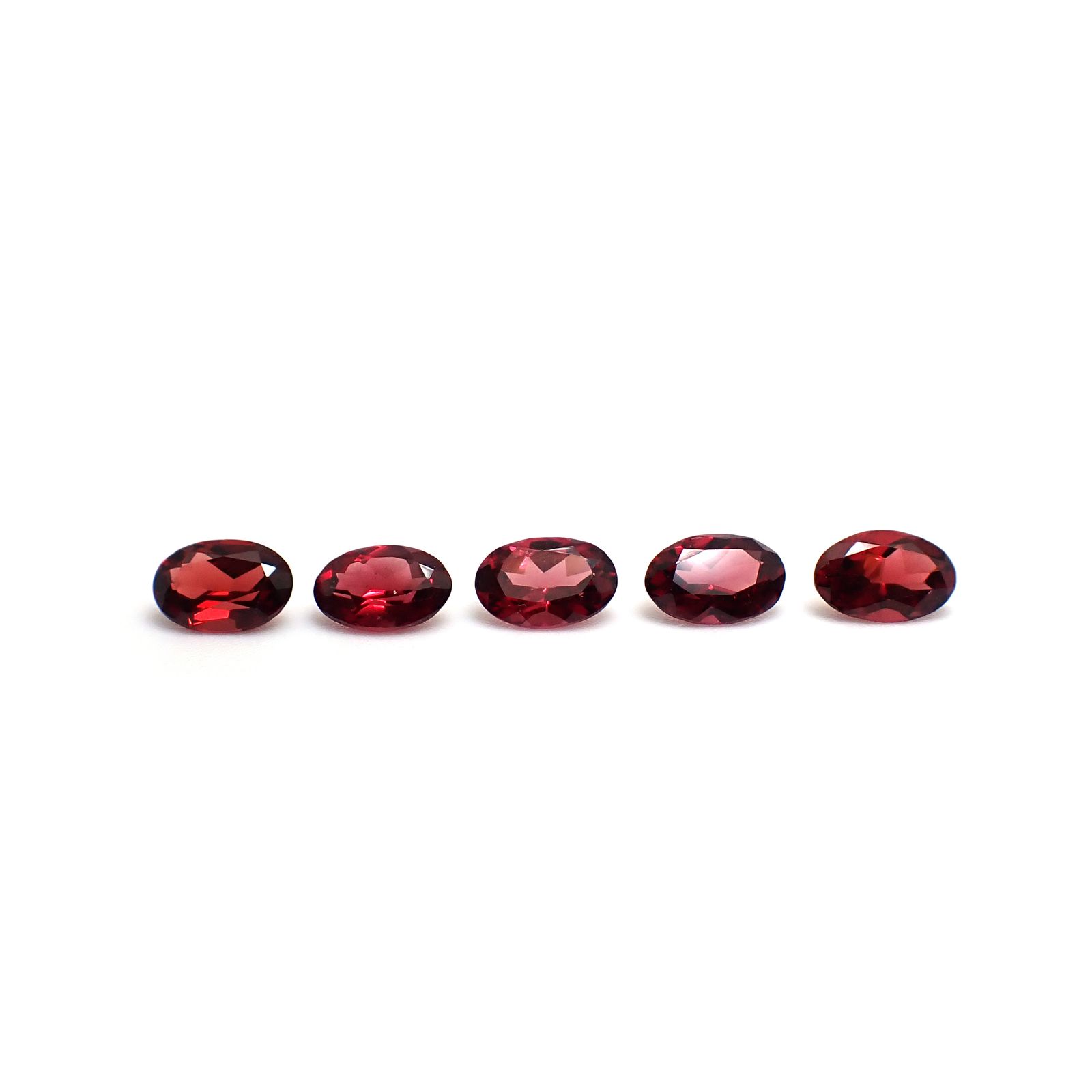 ◇ランダムセレクト◇パイロープアルマンディンガーネット モザンビーク産 約0.50ct / 6.1x4.1mm前後 [260532205-PAC]