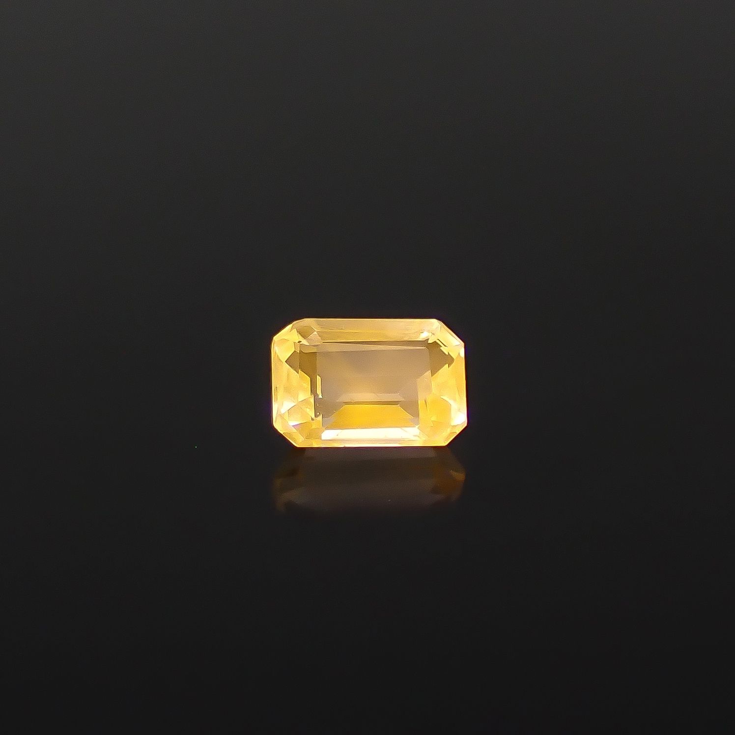 テネブレッセンススキャポライト アフガニスタン産 0.18ct / 4.1x2.9mm前後 [260432045]