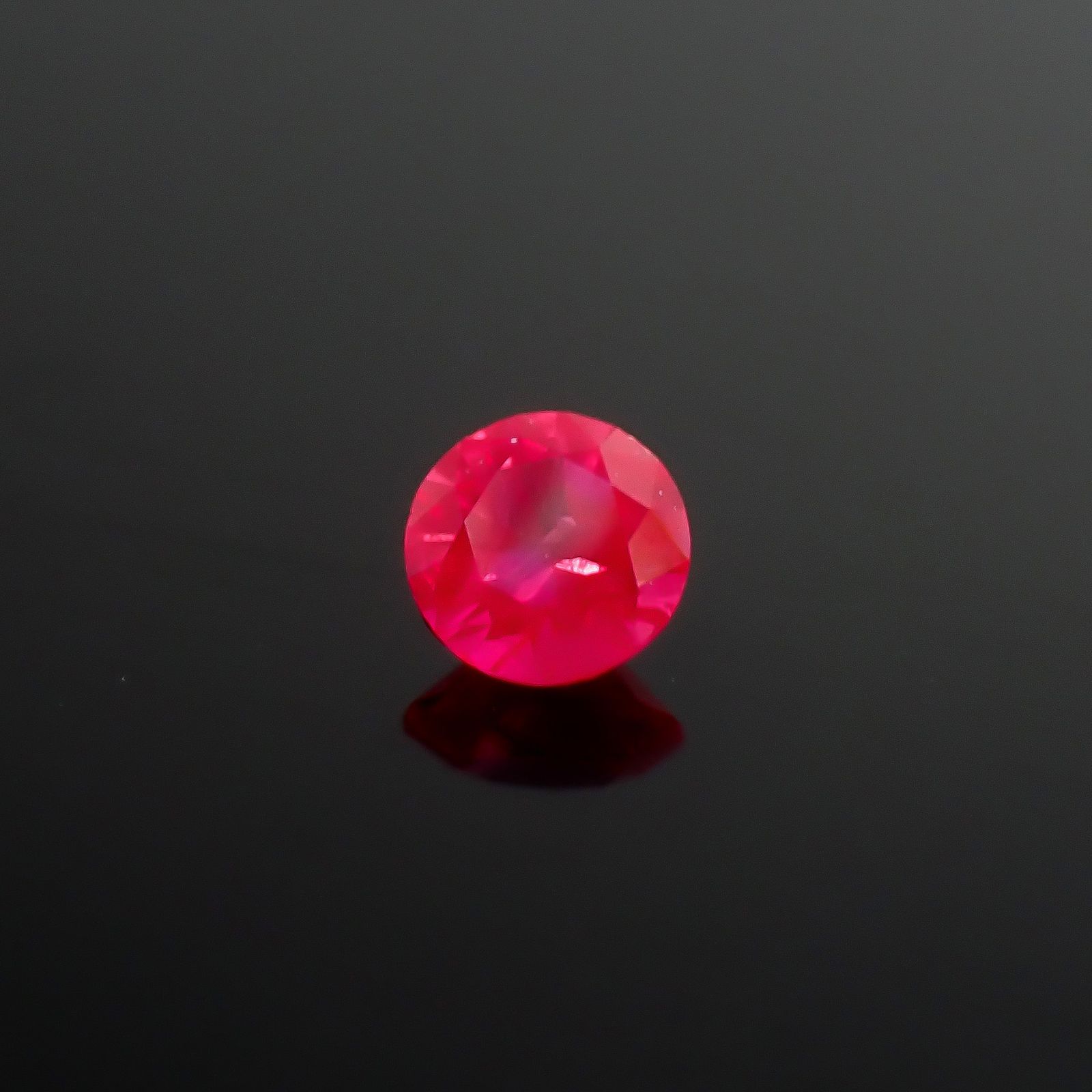 ルビー グリーンランド産 0.14ct / 3.1x3.1mm前後 [261033226]