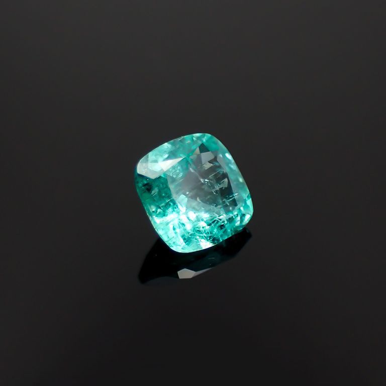 パライバトルマリン(宝石名トルマリン/別名パライバ・トルマリン)ブラジル・キントス鉱山産 0.289ct ソ付(宝貴協)[221018744]4.1x4.1mm前後