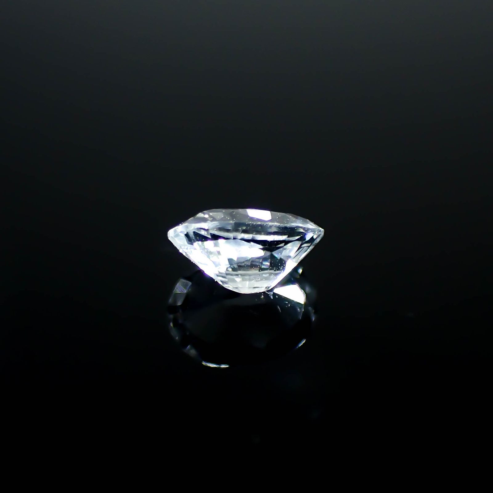 カラーレスサファイア スリランカ産 0.42ct [250830972]5.1x3.9mm前後
