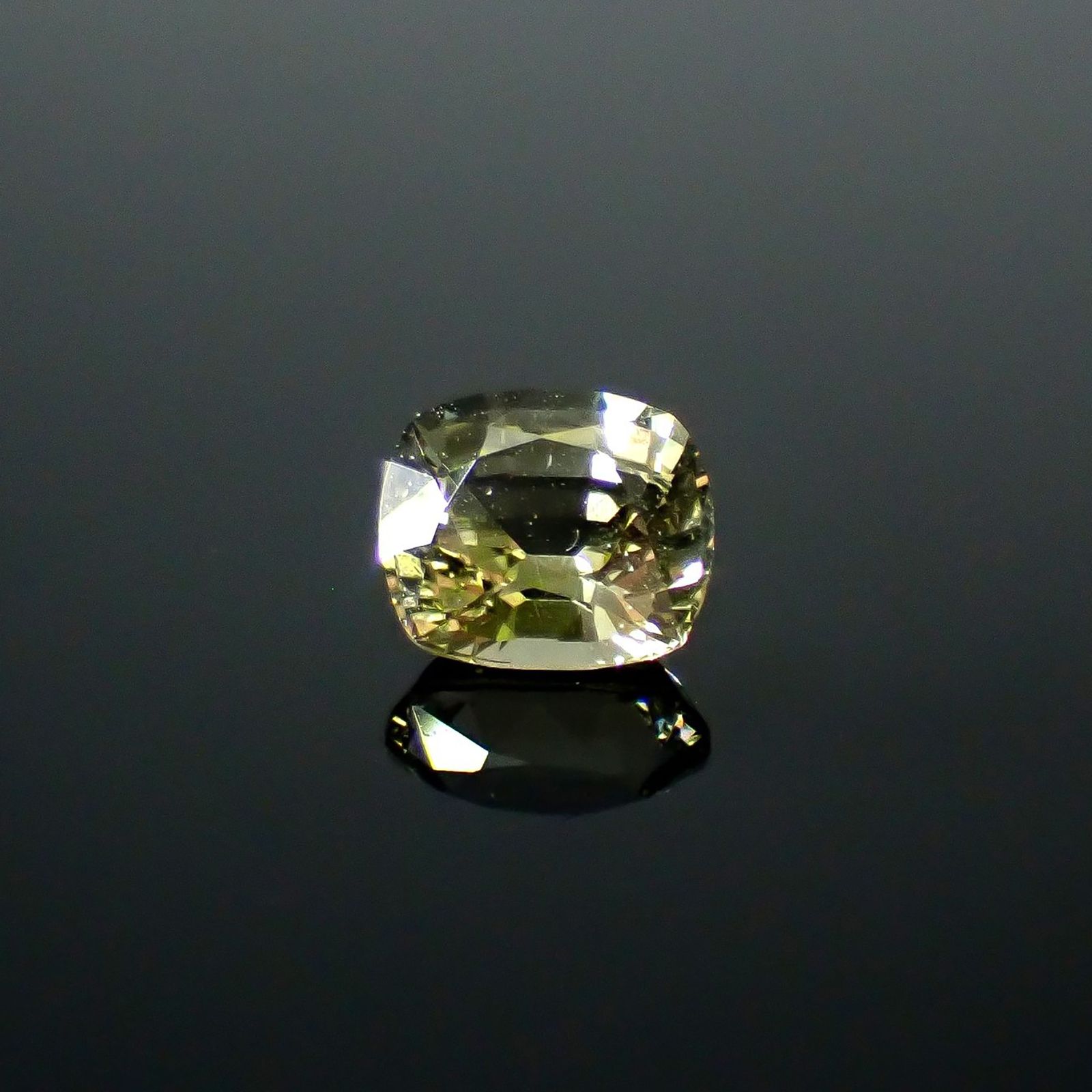 コーネルピン スリランカ産 1.08ct / 6.6x5.7mm前後 [251031238]