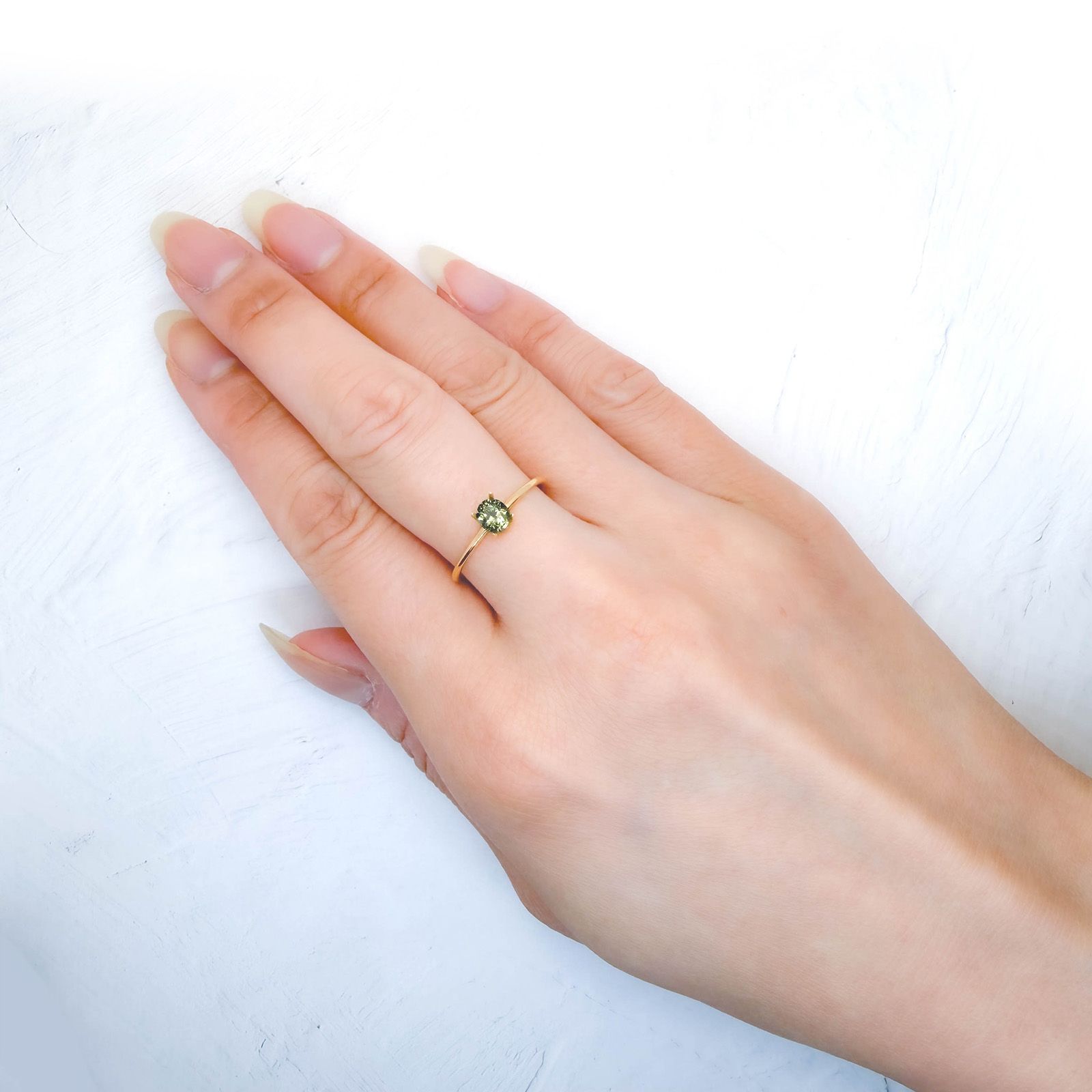ゴールドシーンサファイア 非加熱(宝石名シーン・サファイア) ケニア産 識別済 0.43ct / 4.7x3.9mm前後 [260812067]