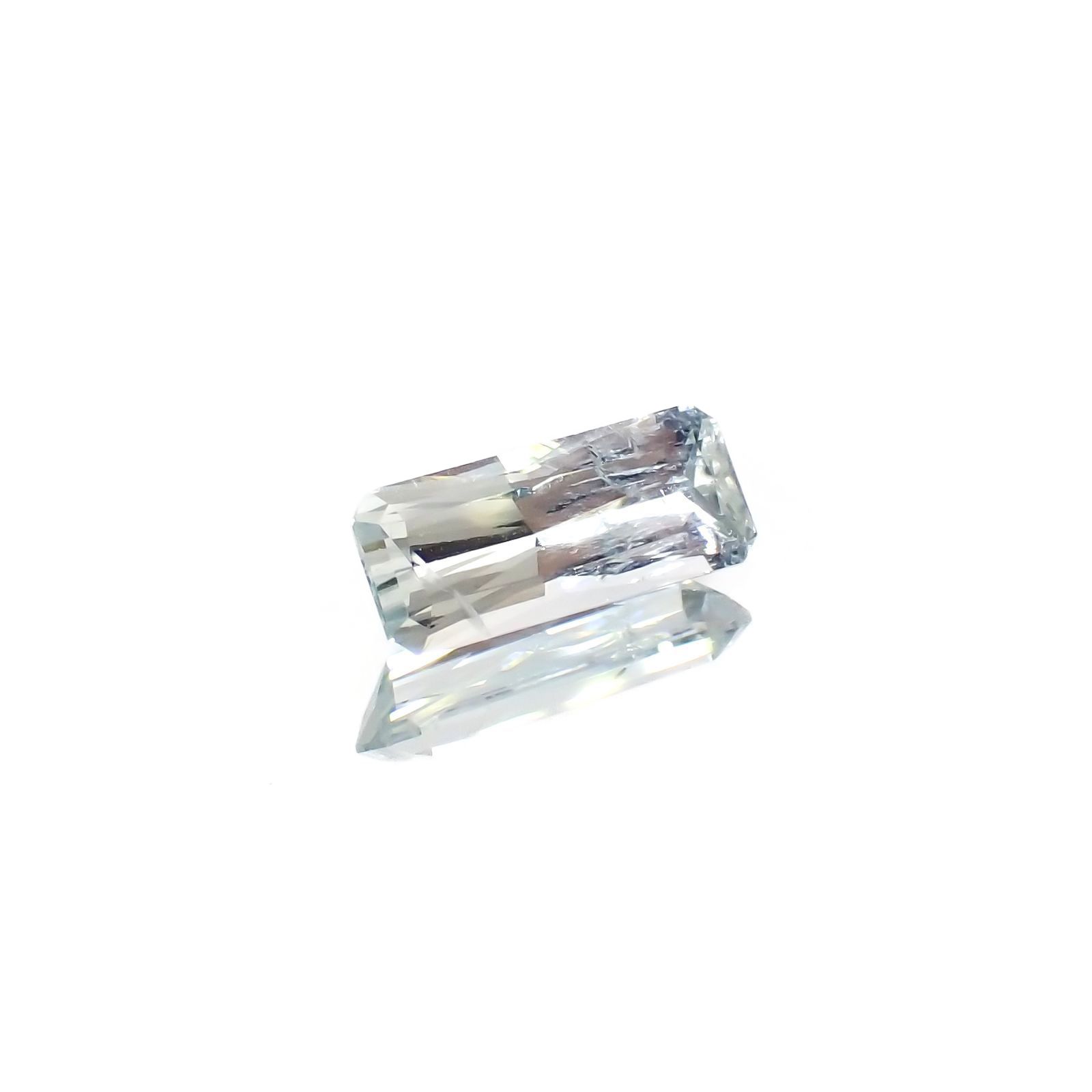 ジェレメジェバイト(宝石名エレメジェバイト)ナミビア産 ソ付(彩珠) 1.084ct / 10x4.2mm前後 [220616456]
