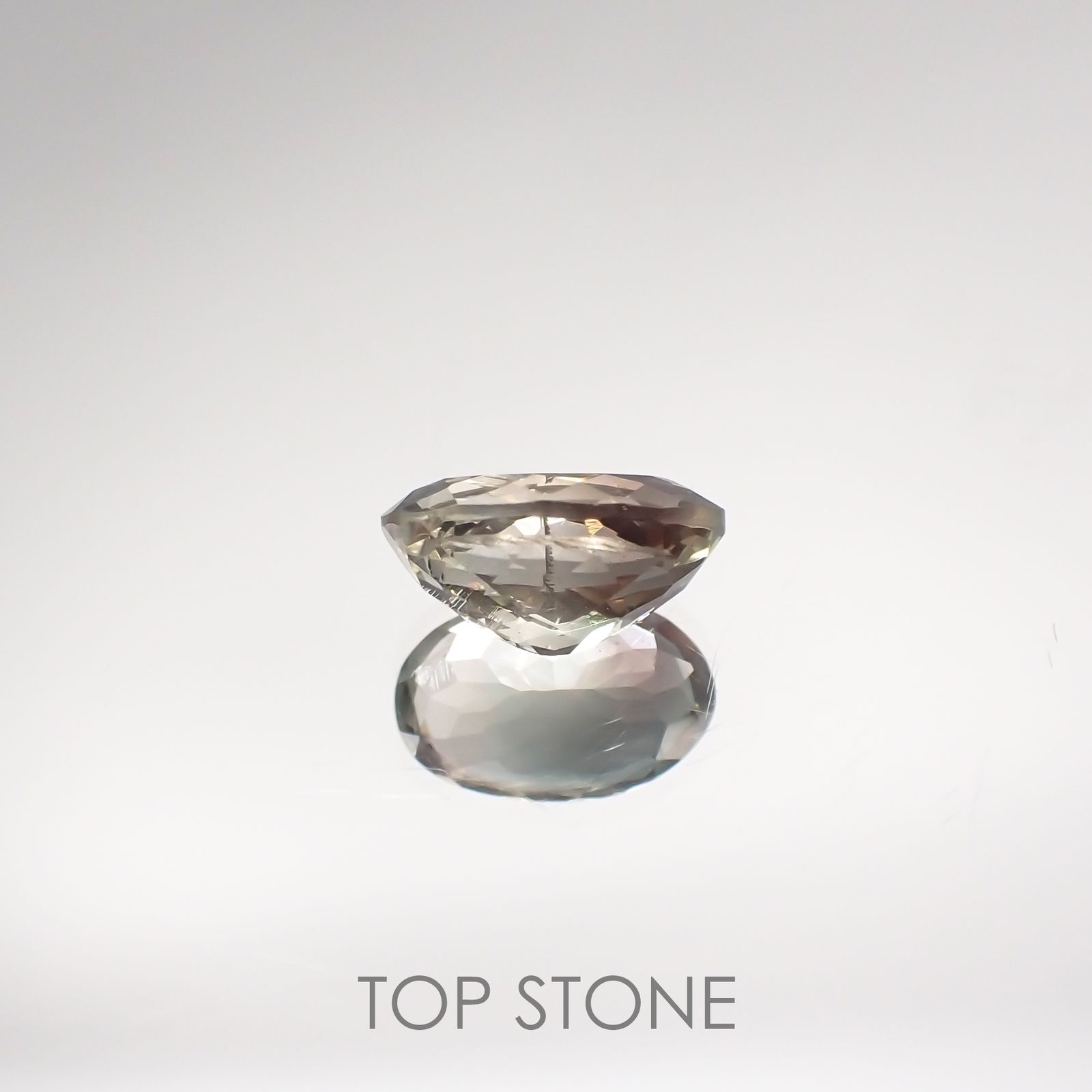 バイカラーオレゴンサンストーン(宝石名バイカラー・ラブラドライト) アメリカ・オレゴン州産 1.090ct ソ付(彩珠)[210711951]8.1×5.3mm前後