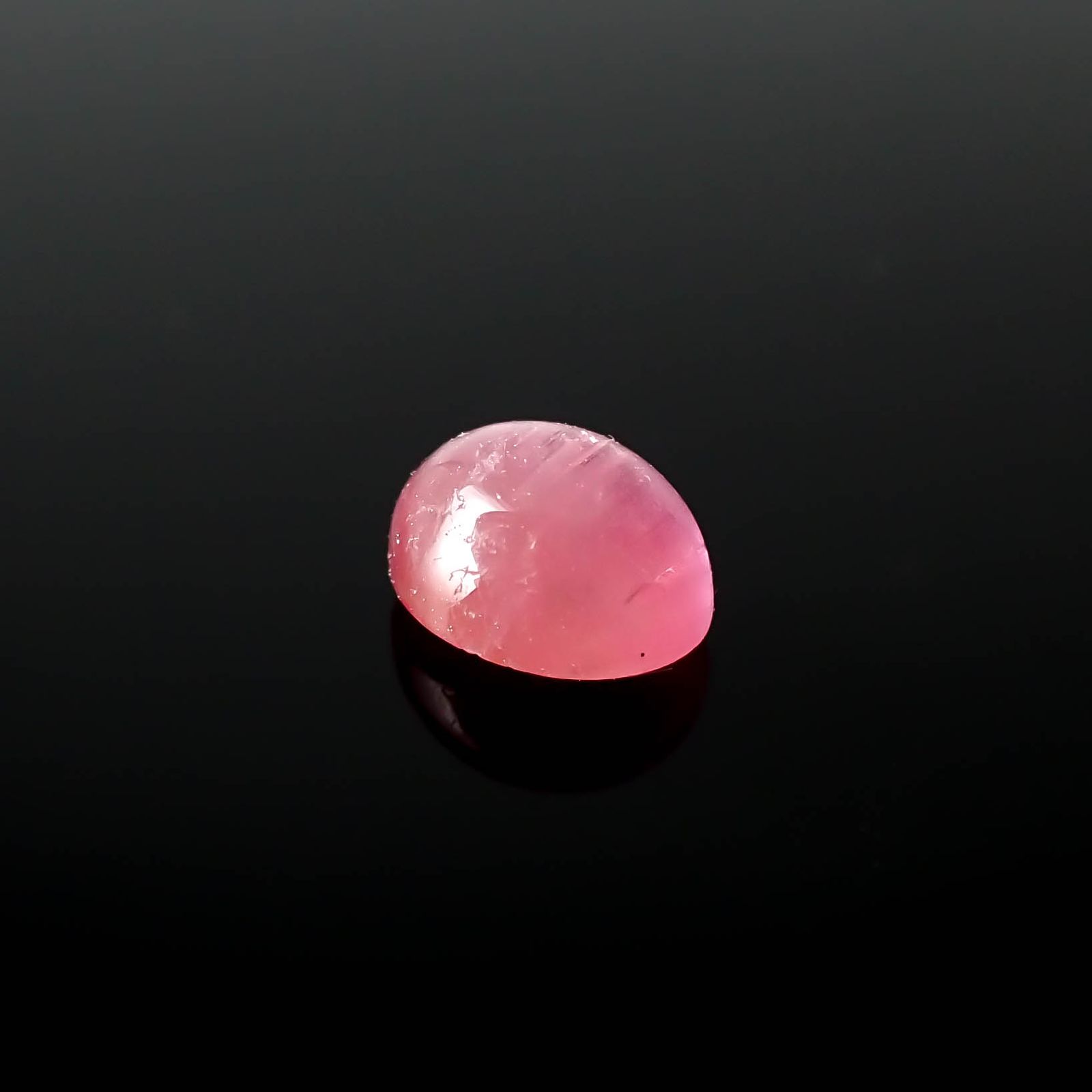 ペツォッタイトキャッツアイ（ラズベリル）(宝石名ペツォッタイト・キャッツアイ)マダガスカル産 0.566ct ソ付(彩珠)[240125875]5.3x4.1mm前後