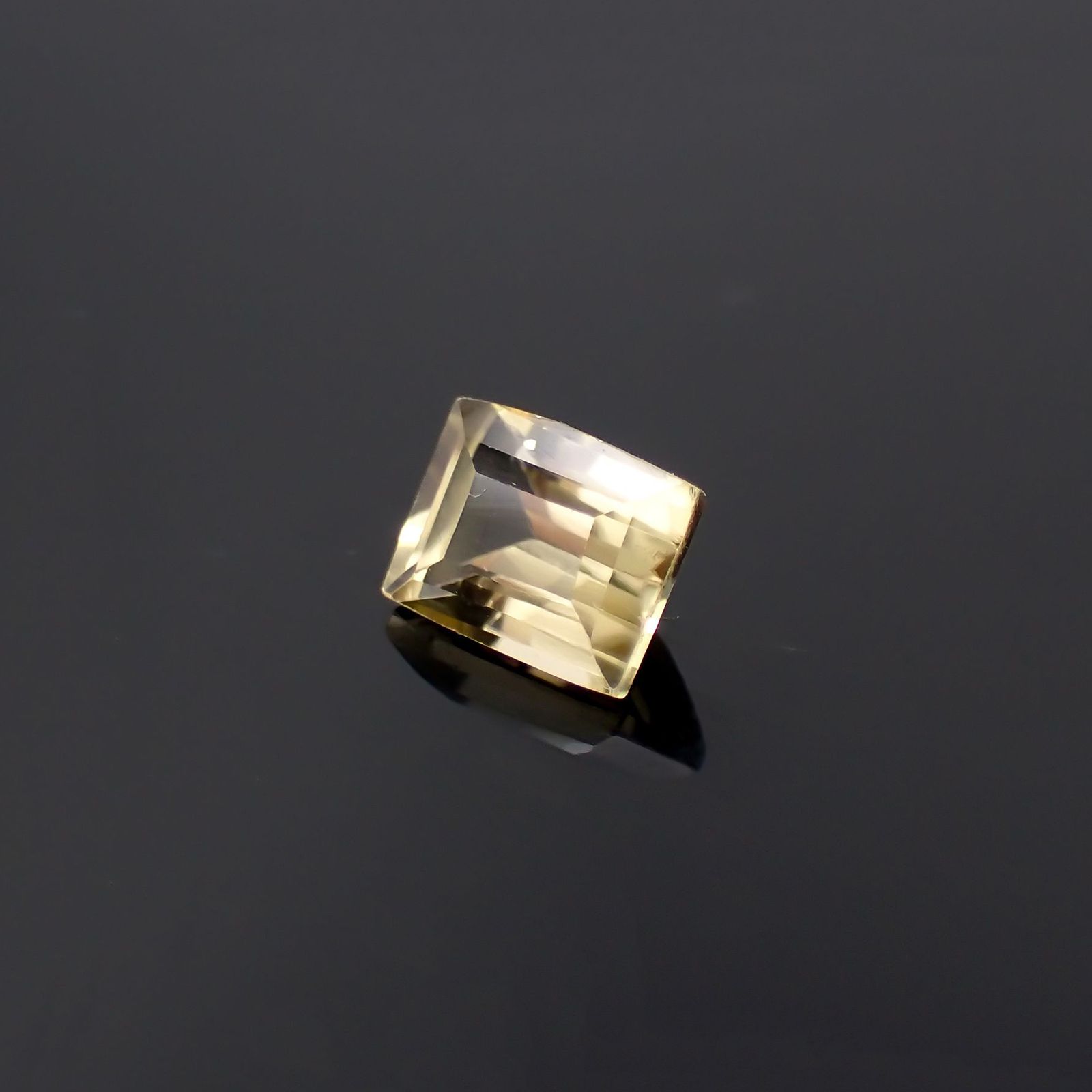 シンハライト(宝石名シンハライト)スリランカ産 0.65ct 識別済 [221219712]5.3x4.1mm前後