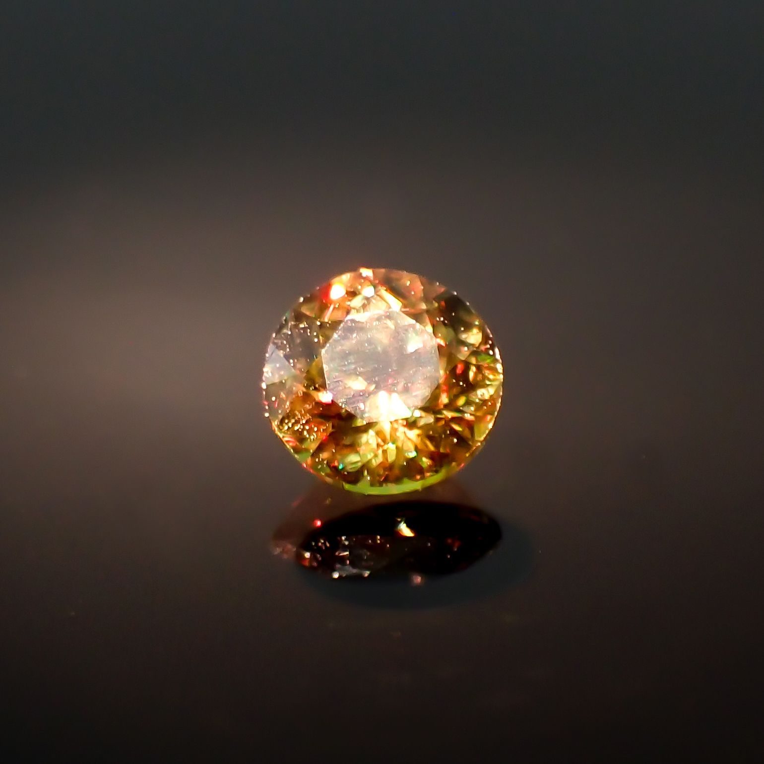 カラーチェンジスフェーン パキスタン産 0.21ct[230522188]3.6x3.5mm前後