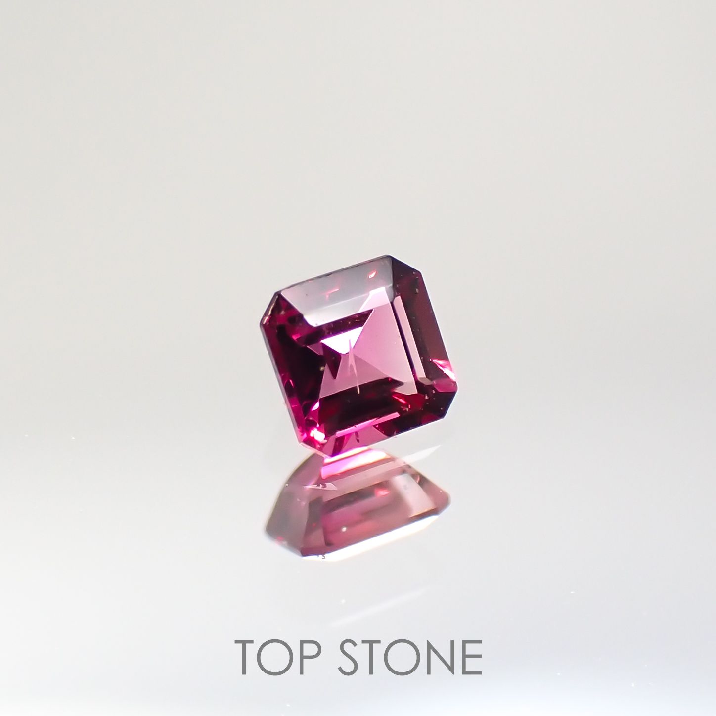 レッドベリル アメリカ・ユタ州産 ルース 0.098ct[210712051]2.8×2.8mm前後