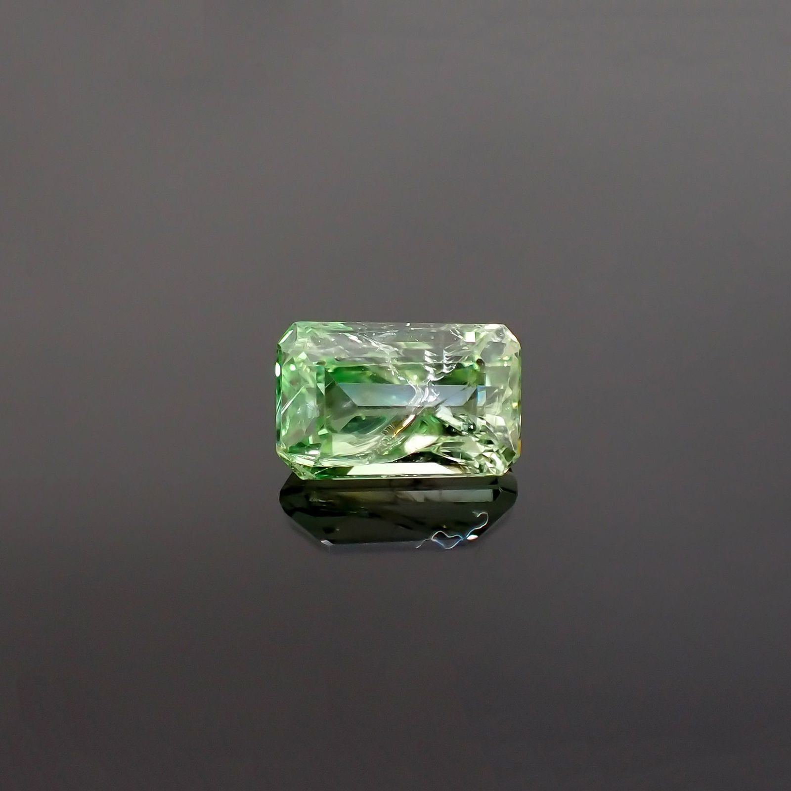 バイカラーツァボライト(宝石名グリーン グロッシュラー・ガーネット) タンザニア産 1.44ct 識別済[210711907]7.4×4.7mm前後