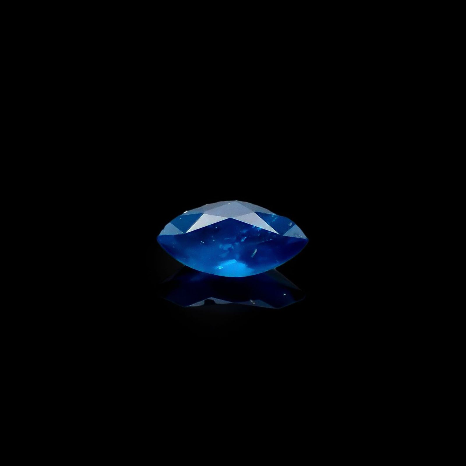 アウイナイト フルオレッセンス(宝石名アウイナイト)ドイツ産 識別済 0.097ct / 4.8x2.5mm前後 [260527504]