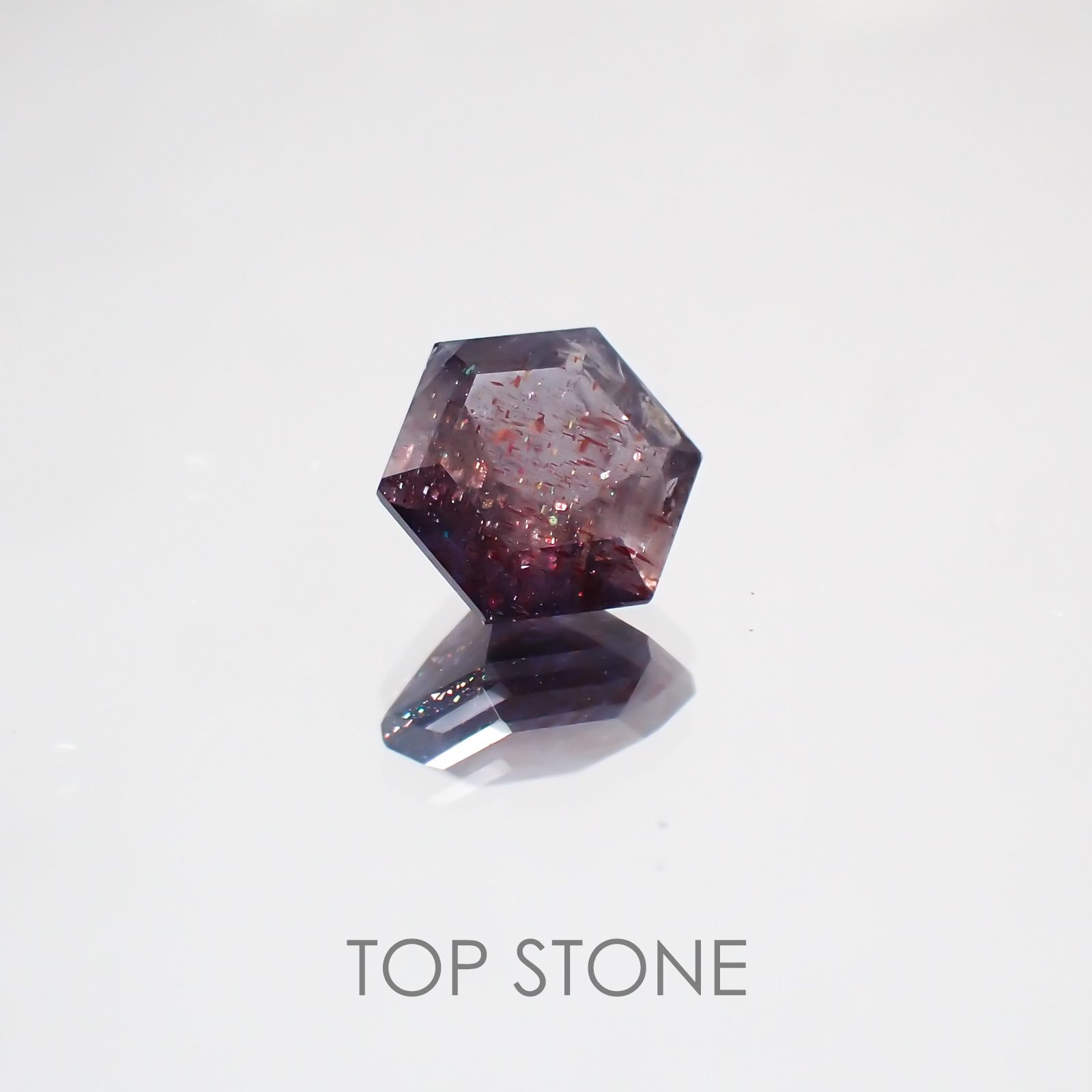 ◇ヘキサゴンカット◇ブラッドショットアイオライトSA(宝石名アベンチュリン・アイオライト) インド産 0.82ct 識別済[210210082]6.1×6mm前後