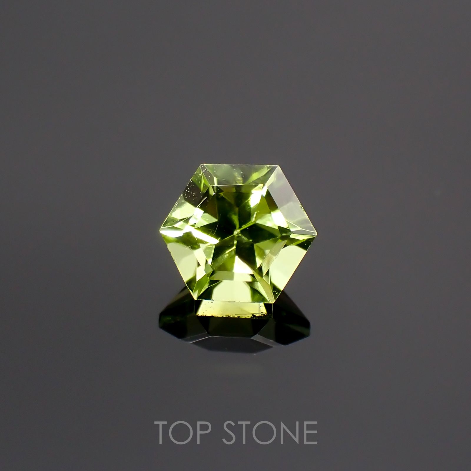 ◇ヘキサゴンカット◇ペリドット(宝石名ペリドット) パキスタン産 0.69ct 識別済[210813098]4.9×4.8mm前後