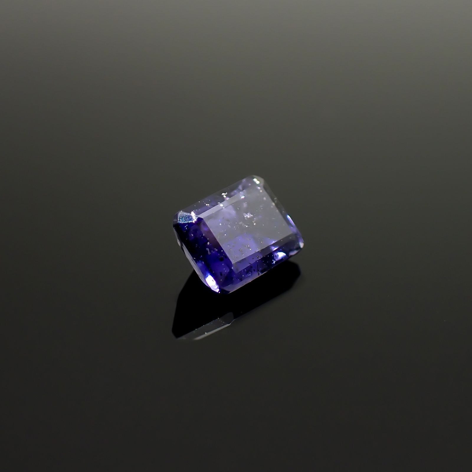 アイオライトサンストーン インド/ブラジル産 0.93ct / 6.9x4.9mm前後 [260932633]