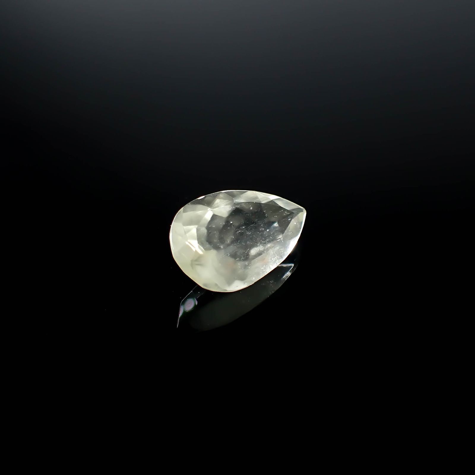 リビアングラス 発見地：エジプト・リビア砂漠 4.76ct / 17.1x10.2mm前後 [251131305]