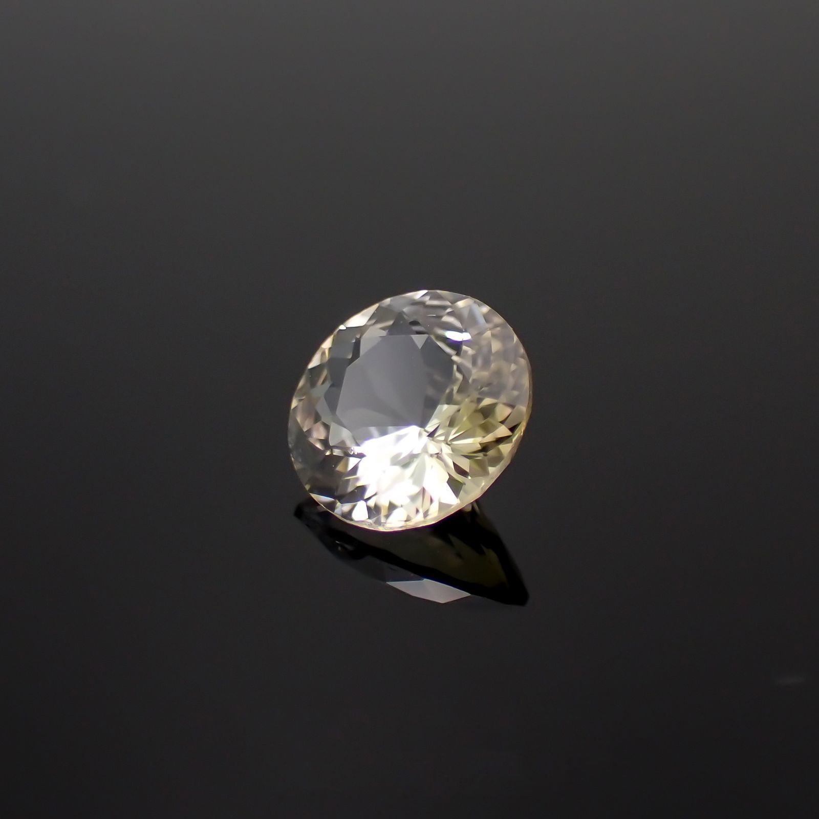 ゾイサイト 非加熱(宝石名ゾイサイト)タンザニア産 ソ付(彩珠) 0.951ct / 6.6x6.6mm前後 [221018873]