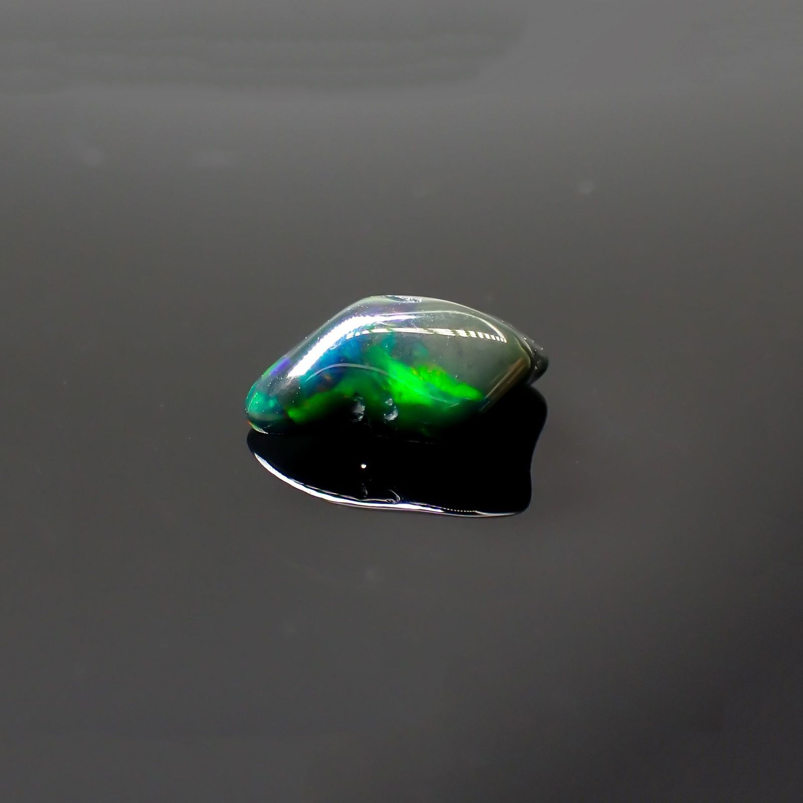 ◇バロック型◇ブラックオパール(宝石名オパール/加熱処理) エチオピア産 識別済 1.26ct / 10.9x7.9mm前後 [211013506]