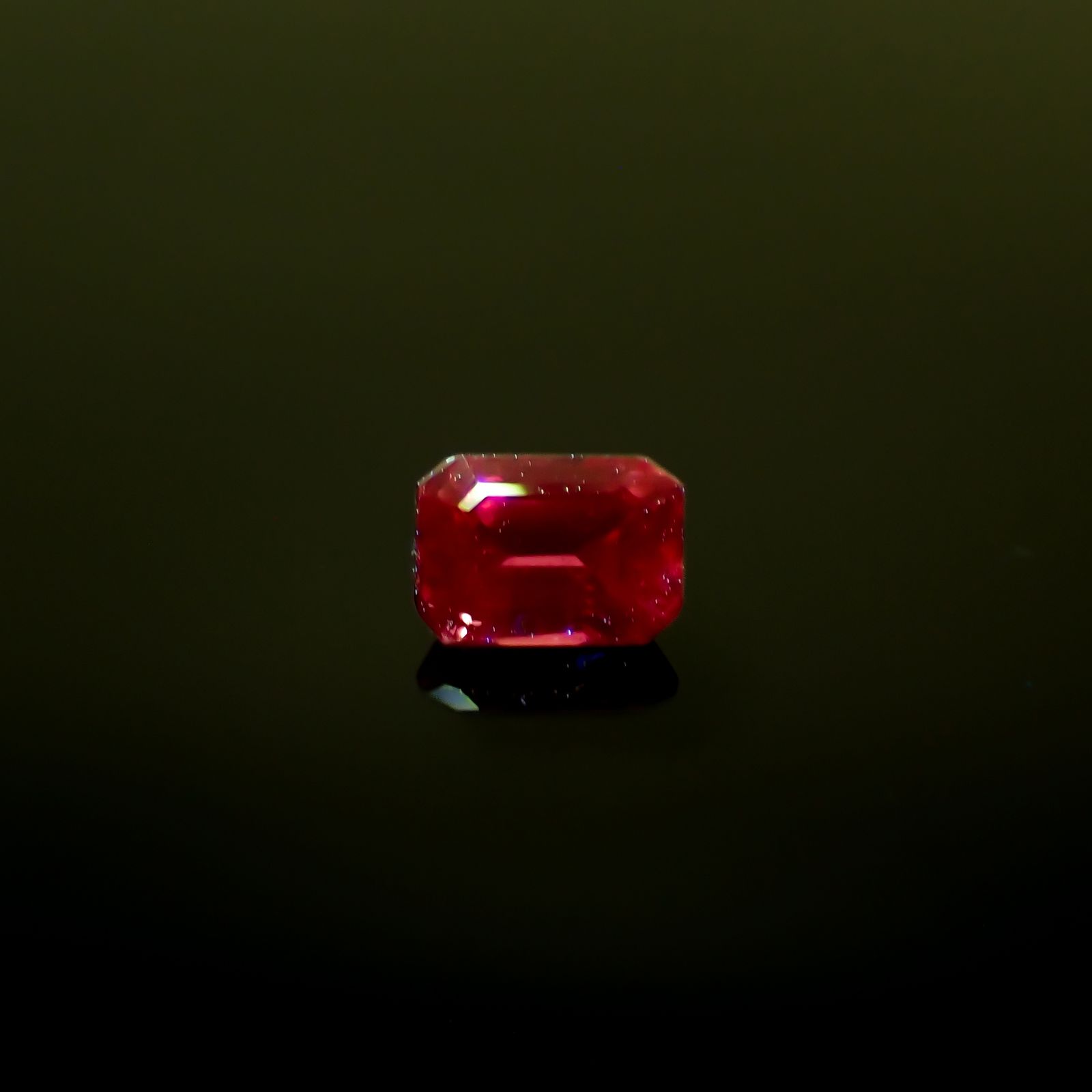 バーガンディーサファイア(宝石名サファイア)タンザニア産 0.29ct 識別済[240226293]4x2.8mm前後