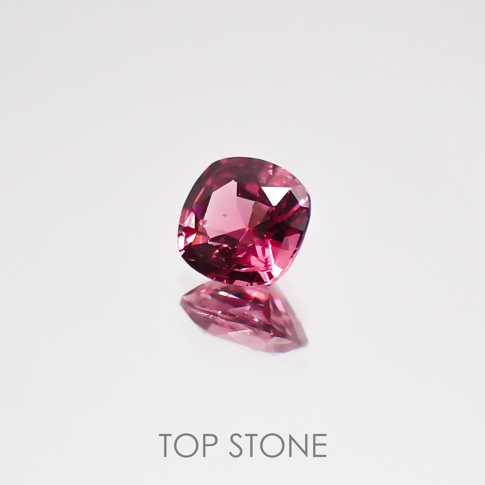 ホットピンクスピネル タンザニア産 ルース 0.2ct[210510854]3.5×3.4mm前後