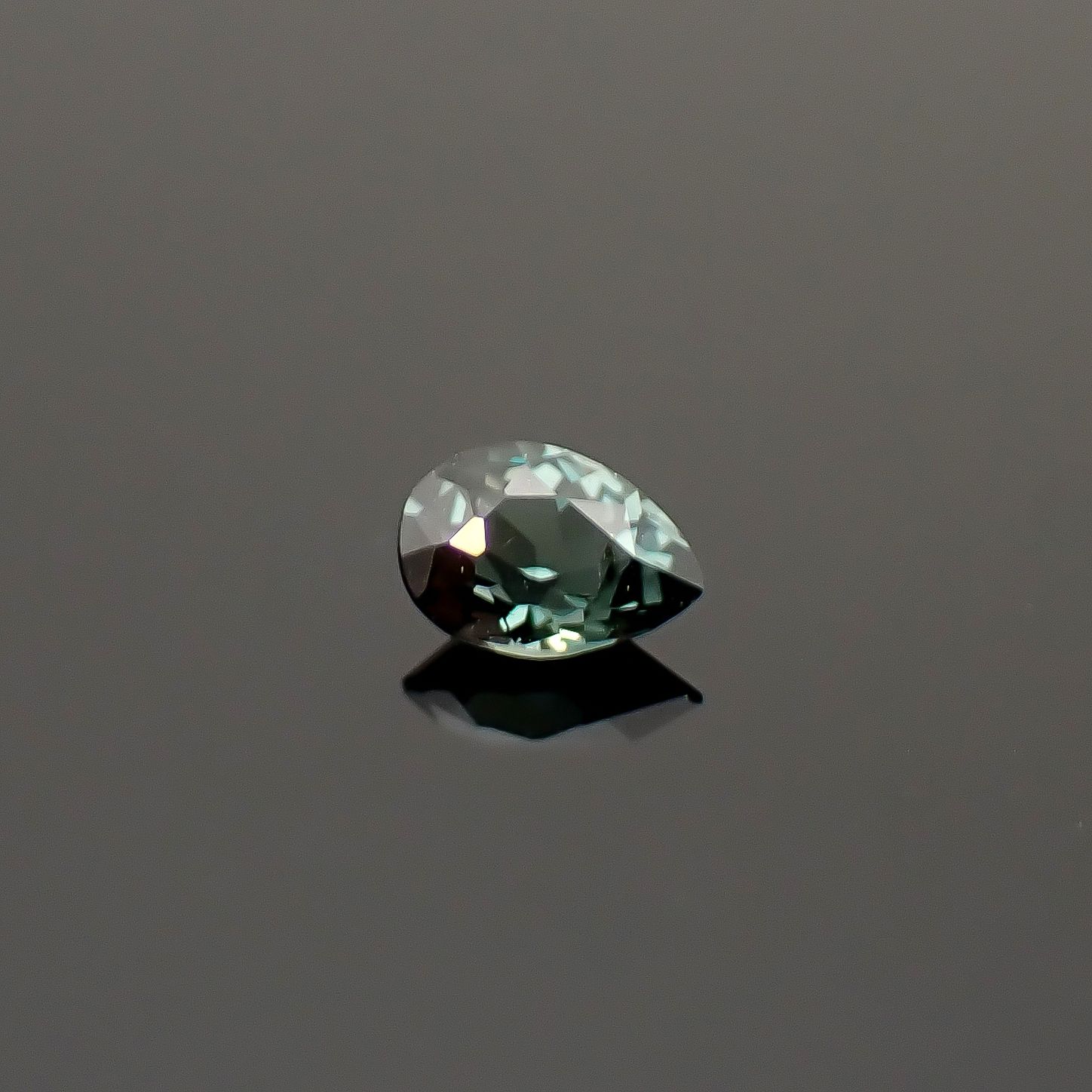 ベキリーブルーガーネット（カラーチェンジガーネット アレキタイプ） マダガスカル・ベキリー産 0.14ct / 3.8x2.7mm前後 [260732455]