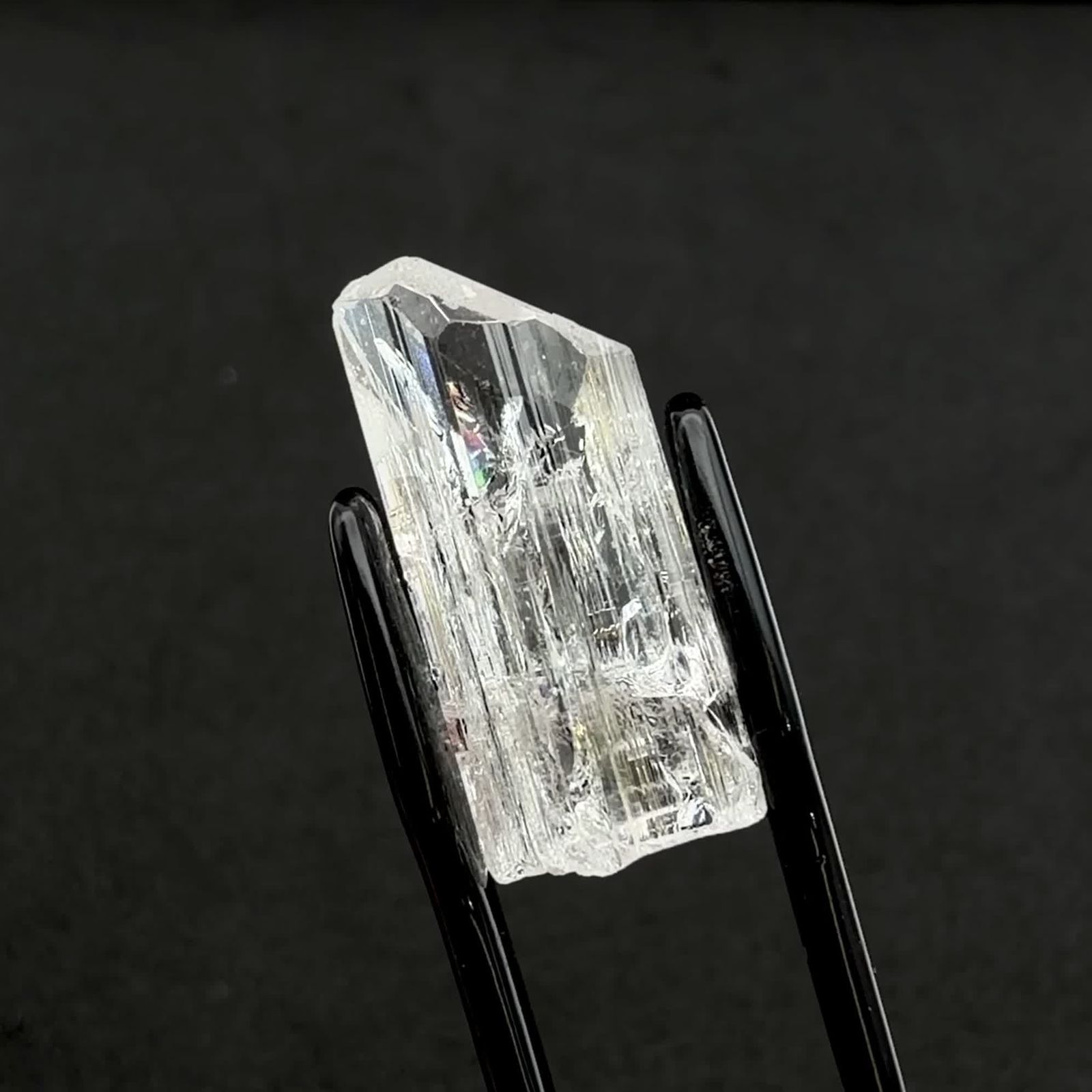 ダンビュライト原石 メキシコ産 13.42ct / 21.6x7.1mm前後 [260532165